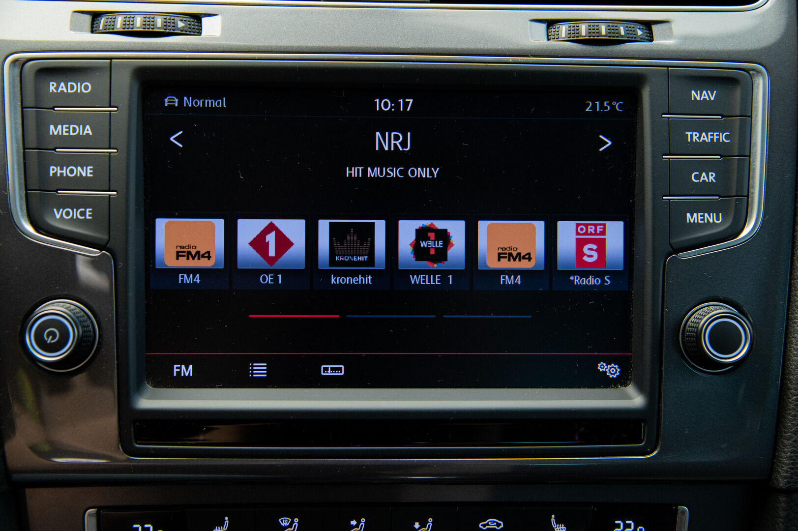 VOLKSWAGEN E-GOLF 2015 e-Golf 85kW / Vakkari / Navi / P. Tutkat /  LED / - Keyless / 2x Vanteet&Renkaat