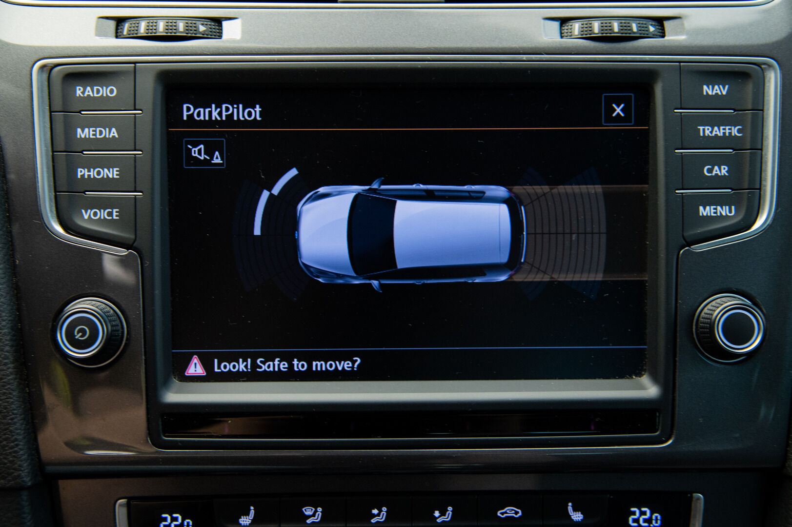 VOLKSWAGEN E-GOLF 2015 e-Golf 85kW / Vakkari / Navi / P. Tutkat /  LED / - Keyless / 2x Vanteet&Renkaat