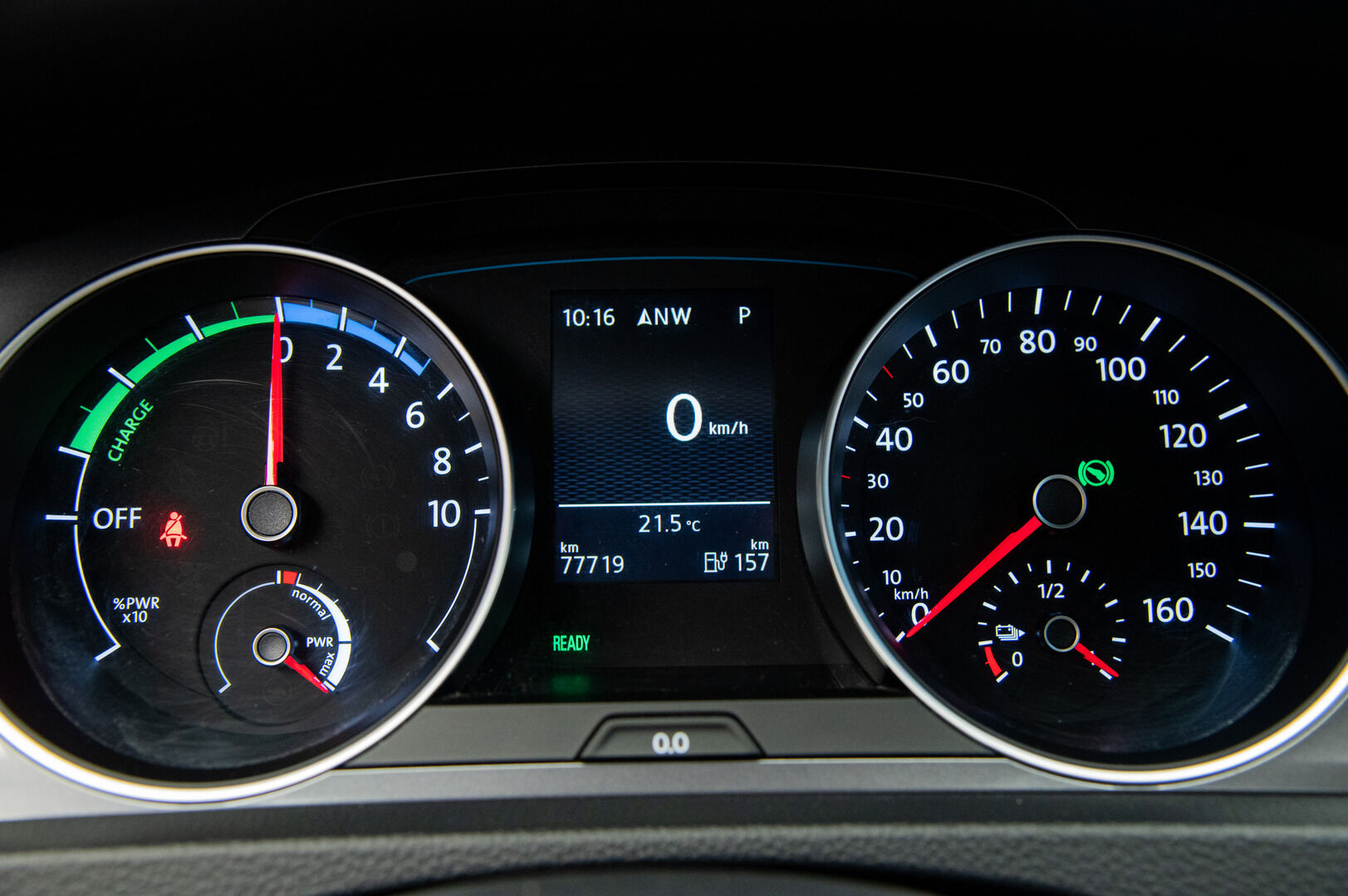 VOLKSWAGEN E-GOLF 2015 e-Golf 85kW / Vakkari / Navi / P. Tutkat /  LED / - Keyless / 2x Vanteet&Renkaat