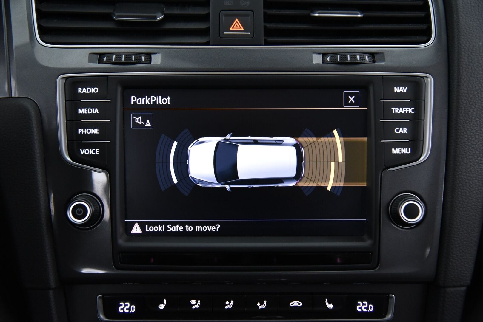 VOLKSWAGEN E-GOLF 2015 e-Golf 85kW / Vakkari / Navi / P. Tutkat /  LED / - Keyless / 2x Vanteet&Renkaat