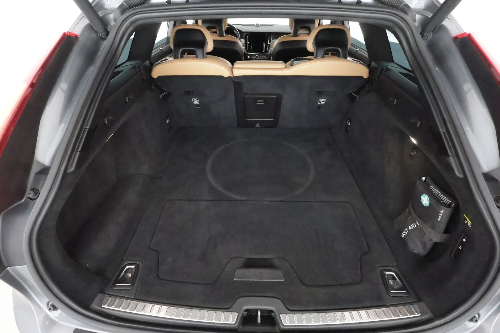Volvo V90 2017 D5 AWD Inscription aut **HUD / Panorama / 360° Kamera / Adapt.Vakkari / Sporttipenkit Muistilla / Full-LED** - 3,99 % KORKOTARJOUS TÄHÄN AUTOON - Bowers&Wilkins / Digimittaristo / Navi / Kaistavahti / KeylessGO / 2x Renkaat