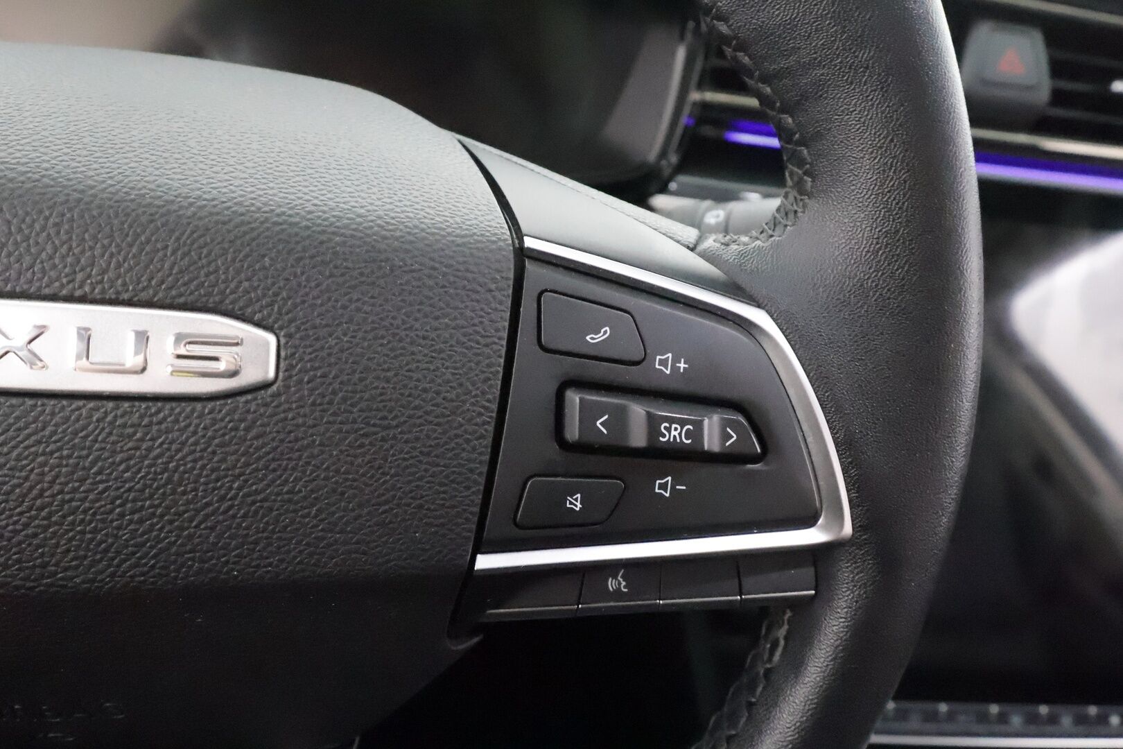 Maxus Euniq 6 2022 Grand Suv - | ACC | Nahkaverhoilu | Sähköpenkit | Panorama | 360° | BSM | Lane Assist | RCTA | Ambient light | Keyless | Apple Carplay | 1-om suomiauto | 2x renkaat aluin | 