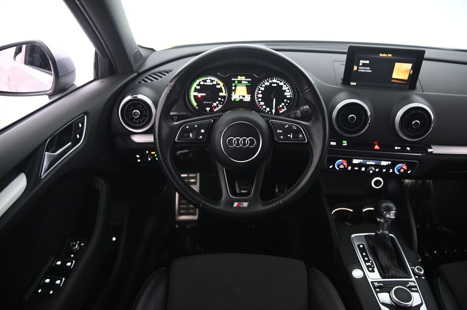 Audi A3 2017 Sportback e-tron S-line - S-line | P.kamera | LED | Keyless | 2 renkaat aluvanteilla