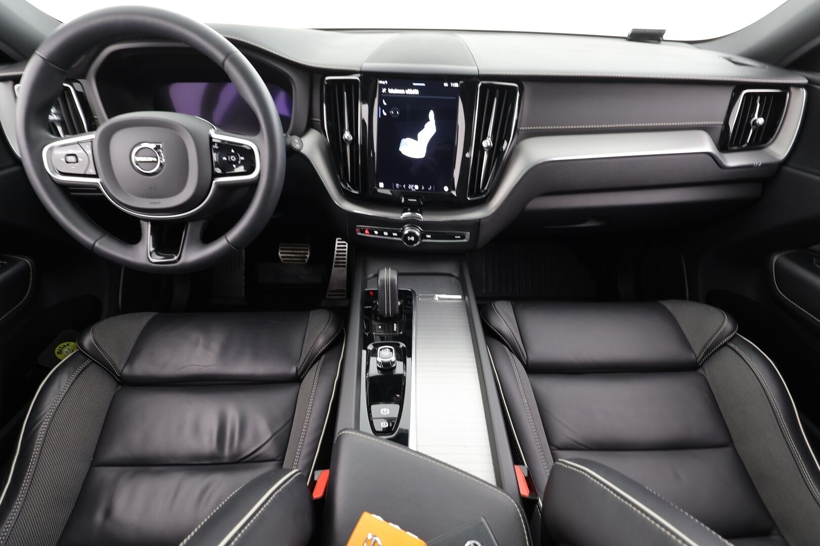 Volvo XC60 2022 T6 AWD Long Range R-Design Edition aut * ACC / P.kamera / Full LED / Webasto / Navi / Muistipenkki / Panorama / Facelift * - Kahdet renkaat aluvanteilla / Merkkihuollettu - HULLU BLACKWEEK KORKOTARJOUS 2,49%