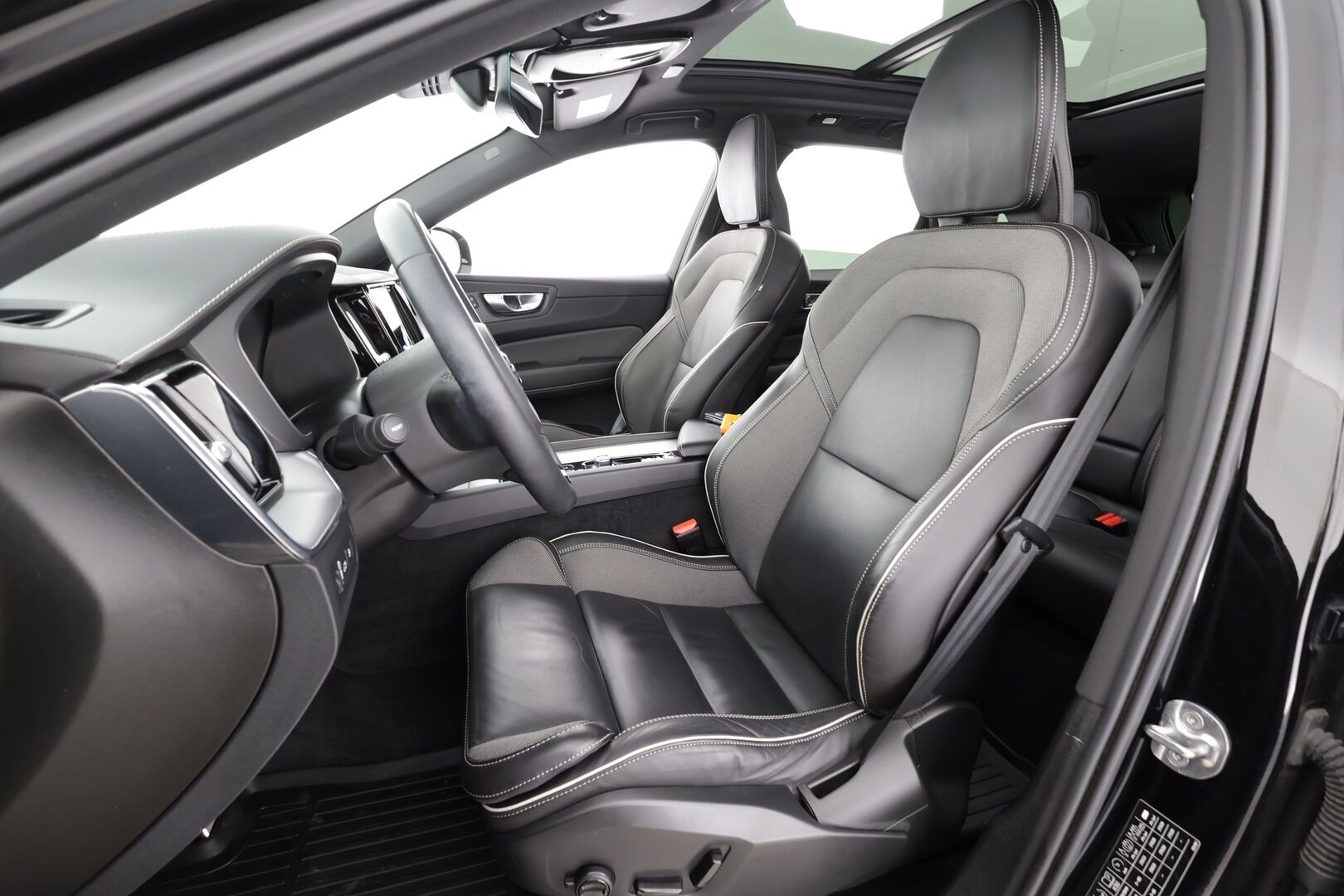 Volvo XC60 2022 T6 AWD Long Range R-Design Edition aut * ACC / P.kamera / Full LED / Webasto / Navi / Muistipenkki / Panorama / Facelift * - Kahdet renkaat aluvanteilla / Merkkihuollettu - HULLU BLACKWEEK KORKOTARJOUS 2,49%