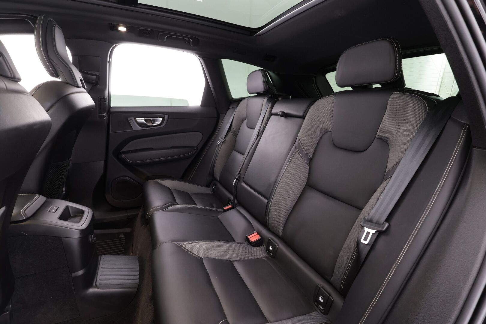 Volvo XC60 2022 T6 AWD Long Range R-Design Edition aut * ACC / P.kamera / Full LED / Webasto / Navi / Muistipenkki / Panorama / Facelift * - Kahdet renkaat aluvanteilla / Merkkihuollettu - HULLU BLACKWEEK KORKOTARJOUS 2,49%