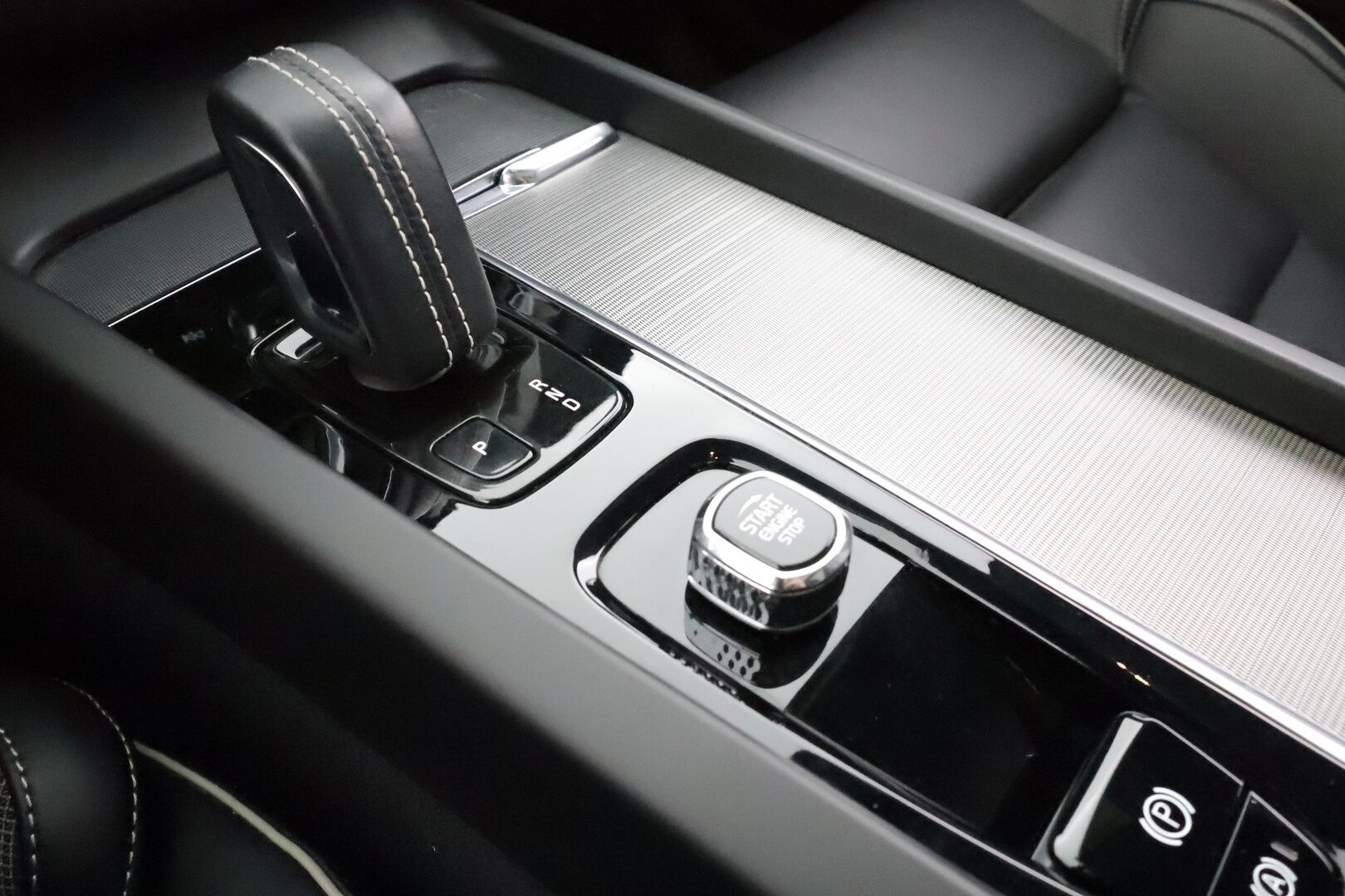 Volvo XC60 2022 T6 AWD Long Range R-Design Edition aut * ACC / P.kamera / Full LED / Webasto / Navi / Muistipenkki / Panorama / Facelift * - Kahdet renkaat aluvanteilla / Merkkihuollettu - HULLU BLACKWEEK KORKOTARJOUS 2,49%