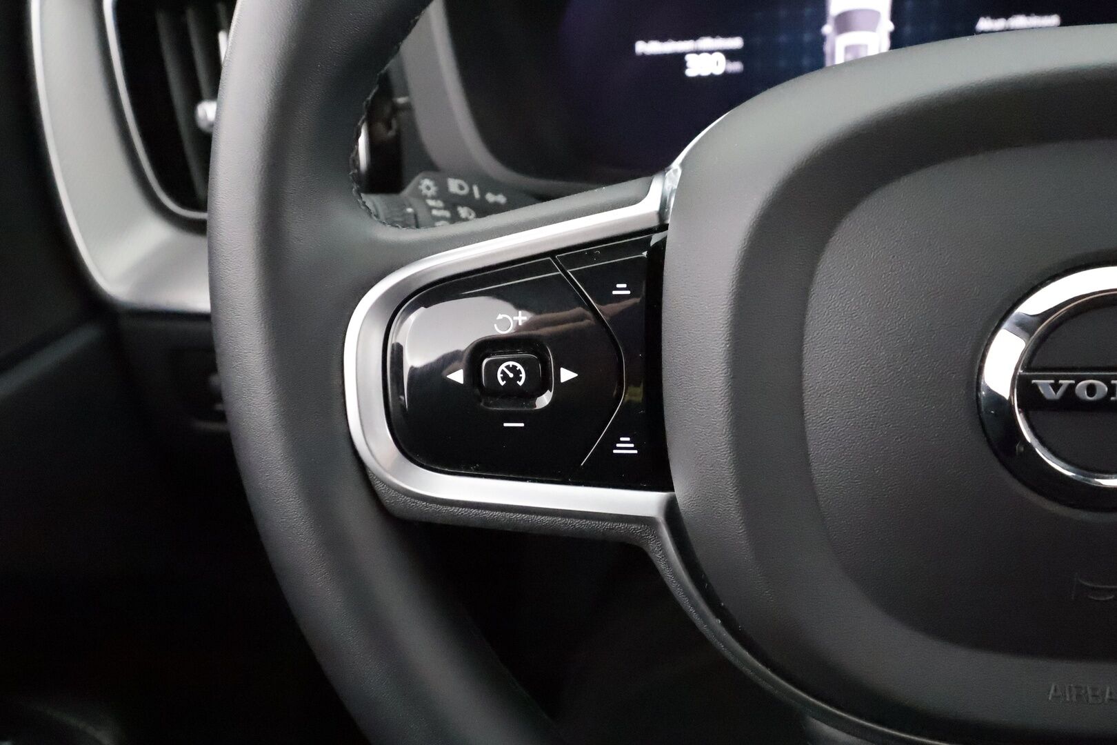 Volvo XC60 2022 T6 AWD Long Range R-Design Edition aut * ACC / P.kamera / Full LED / Webasto / Navi / Muistipenkki / Panorama / Facelift * - Kahdet renkaat aluvanteilla / Merkkihuollettu - HULLU BLACKWEEK KORKOTARJOUS 2,49%