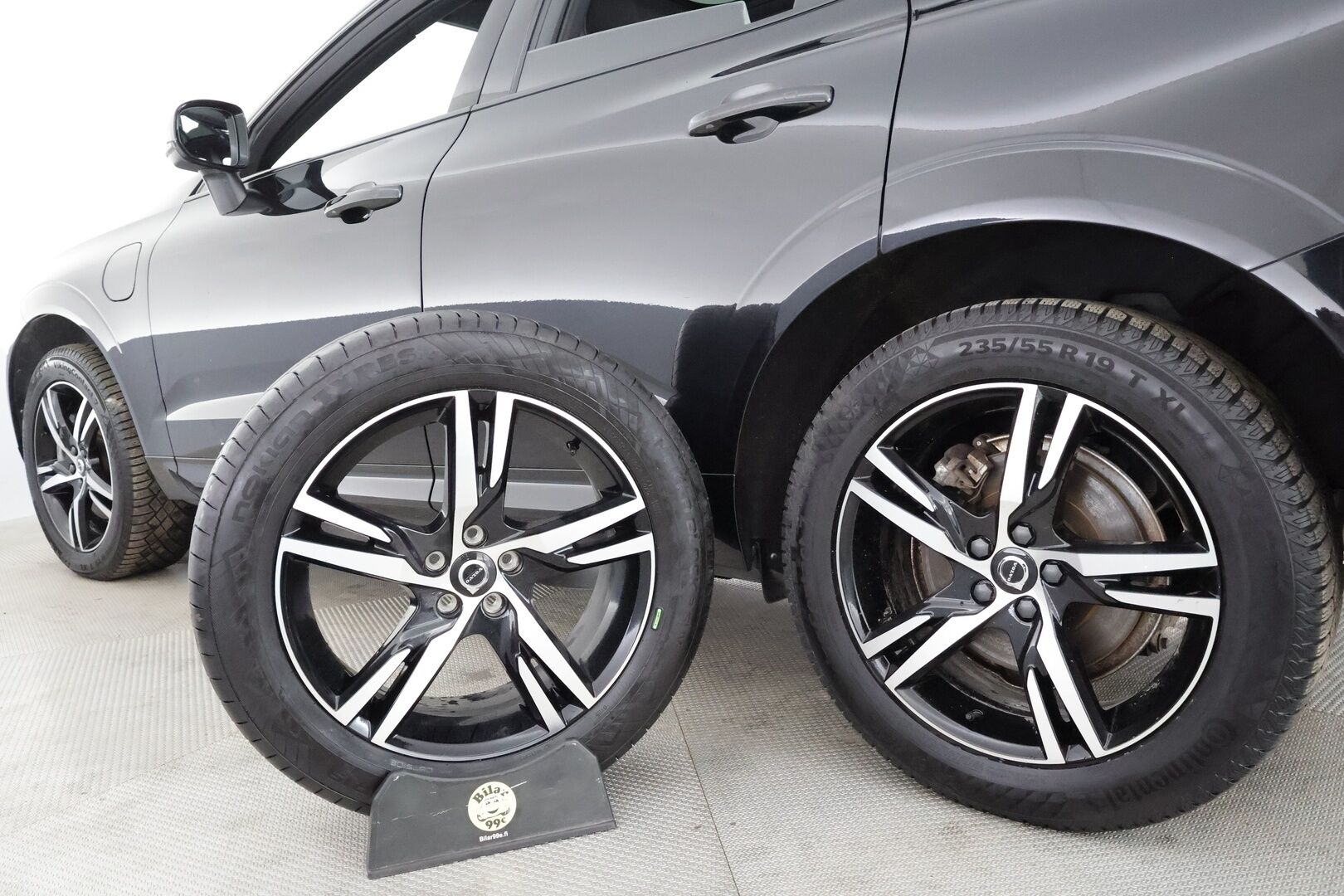 Volvo XC60 2022 T6 AWD Long Range R-Design Edition aut * ACC / P.kamera / Full LED / Webasto / Navi / Muistipenkki / Panorama / Facelift * - Kahdet renkaat aluvanteilla / Merkkihuollettu - HULLU BLACKWEEK KORKOTARJOUS 2,49%