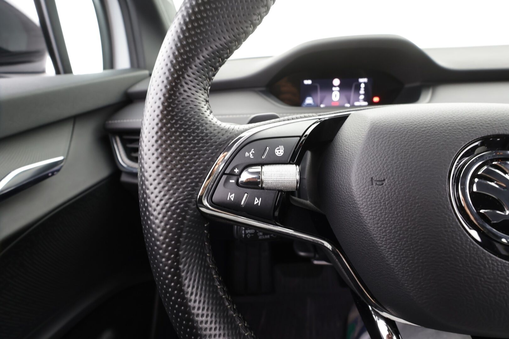 Skoda Enyaq 2023 80 SportLine iV * Canton / ACC / ILP / Matrix-LED / Koukku / P.Kamera / Muistipenkki / Navi / Keyless * - 1-om Suomi-auto / Akku kuntotarkastettu SoH 93% / 2x Latauskaapelit / Kahdet renkaat