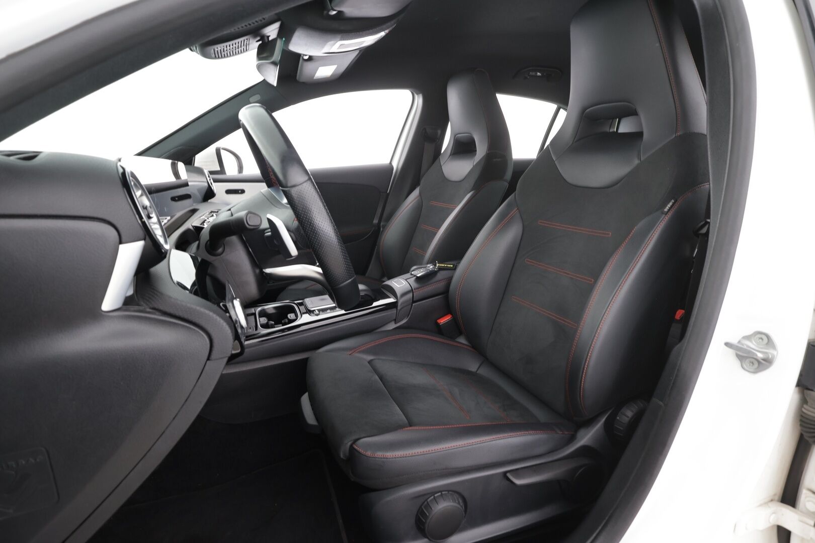 Mercedes-Benz A 2023 250 e A Business AMG Edition * Widescreen / Vakkari / LED / Sporttipenkit / P.kamera / Apple&Android * - 1.Om Suomi-auto / Kahdet renkaat ja vanteet