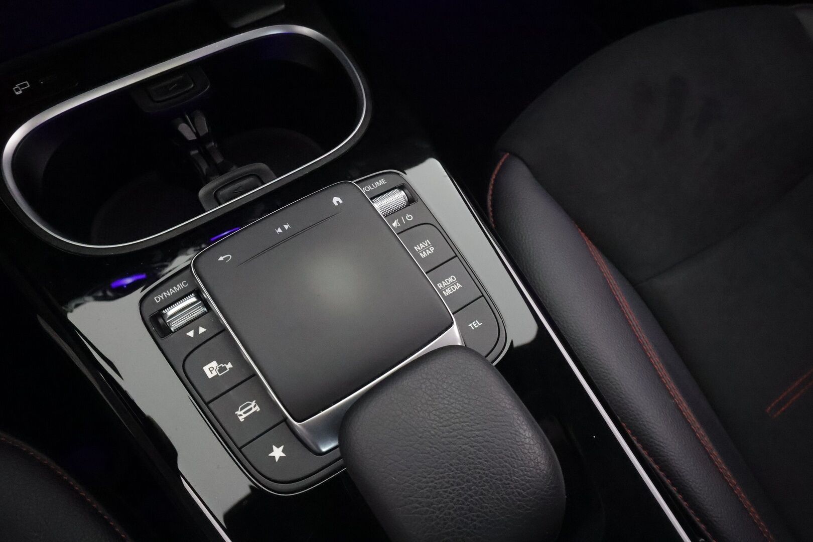 Mercedes-Benz A 2023 250 e A Business AMG Edition * Widescreen / Vakkari / LED / Sporttipenkit / P.kamera / Apple&Android * - 1.Om Suomi-auto / Kahdet renkaat ja vanteet