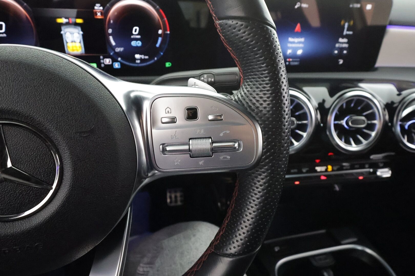 Mercedes-Benz A 2023 250 e A Business AMG Edition * Widescreen / Vakkari / LED / Sporttipenkit / P.kamera / Apple&Android * - 1.Om Suomi-auto / Kahdet renkaat ja vanteet