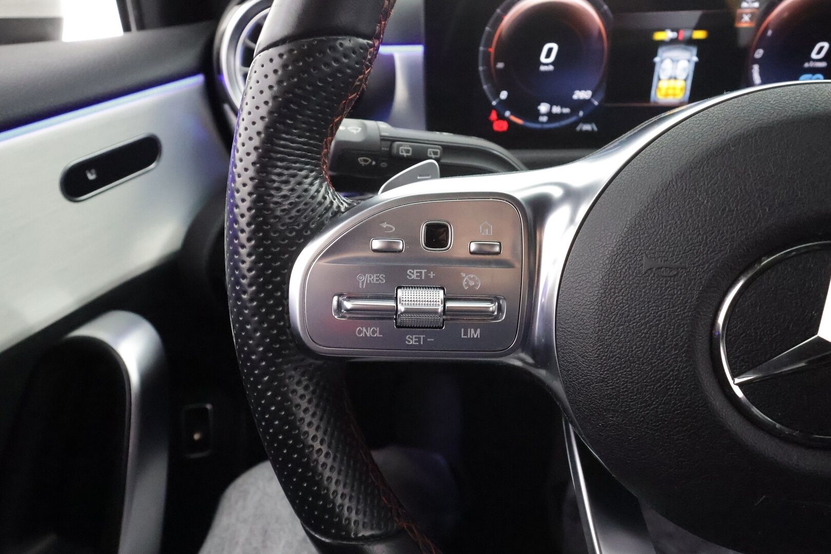 Mercedes-Benz A 2023 250 e A Business AMG Edition * Widescreen / Vakkari / LED / Sporttipenkit / P.kamera / Apple&Android * - 1.Om Suomi-auto / Kahdet renkaat ja vanteet