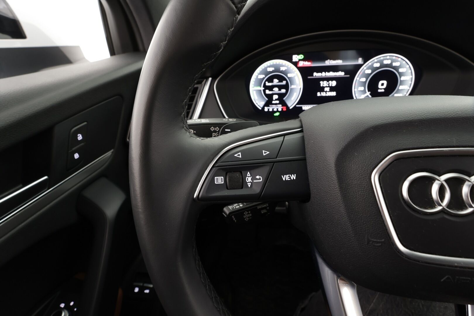 Audi Q5 2023 S line 55 TFSI e 270 kW quattro S tronic Electrified Edition * Koukku / ACC / Matrix-LED / P.Kamera / Sportnahat * - Ilma-alusta / Keyless / 1-om Suomi-auto / Kahdet renkaat / Merkkihuollot - HULLUT BLACKWEEK JATKOT - KORKOTARJOUS 2,49%