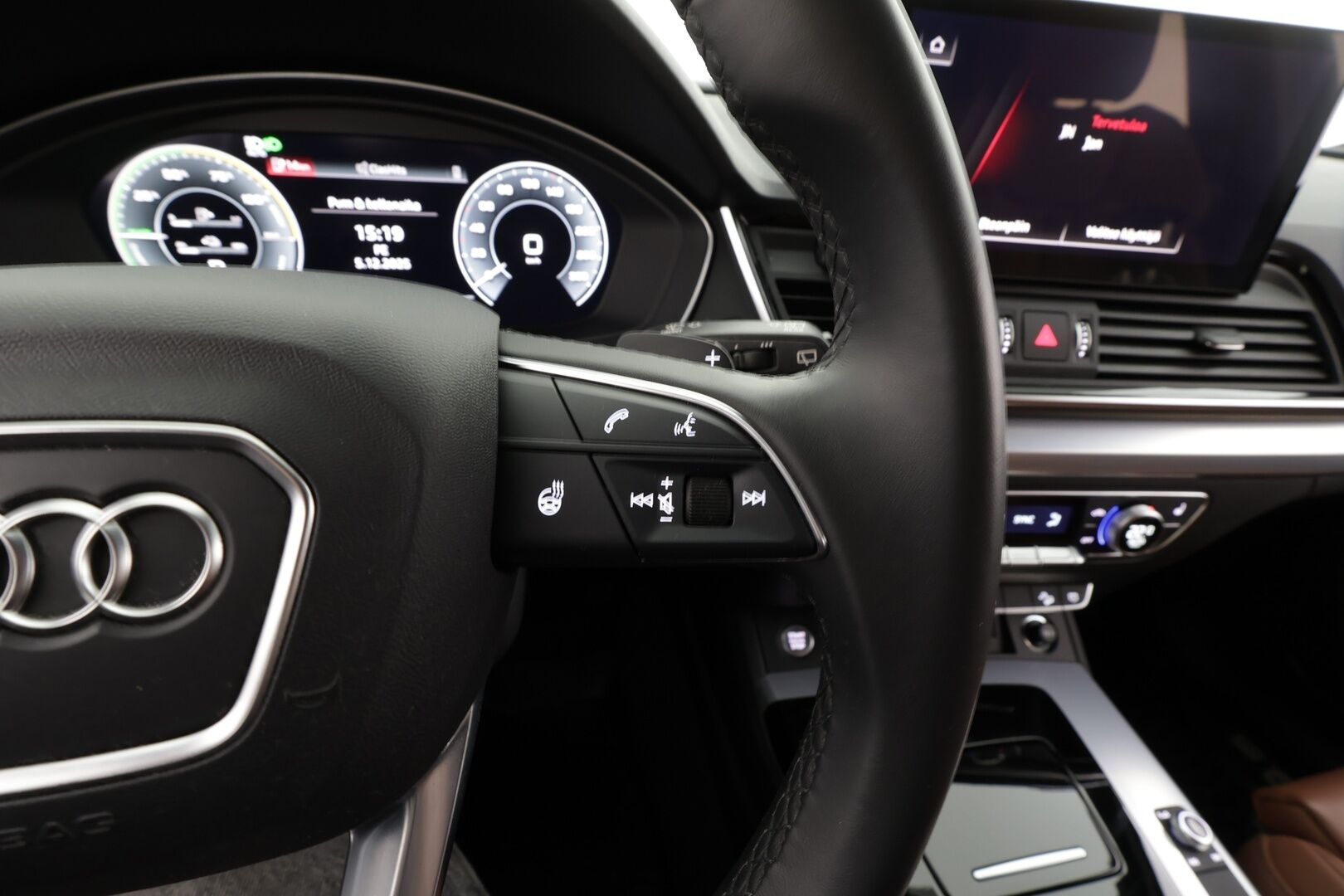 Audi Q5 2023 S line 55 TFSI e 270 kW quattro S tronic Electrified Edition * Koukku / ACC / Matrix-LED / P.Kamera / Sportnahat * - Ilma-alusta / Keyless / 1-om Suomi-auto / Kahdet renkaat / Merkkihuollot - HULLUT BLACKWEEK JATKOT - KORKOTARJOUS 2,49%