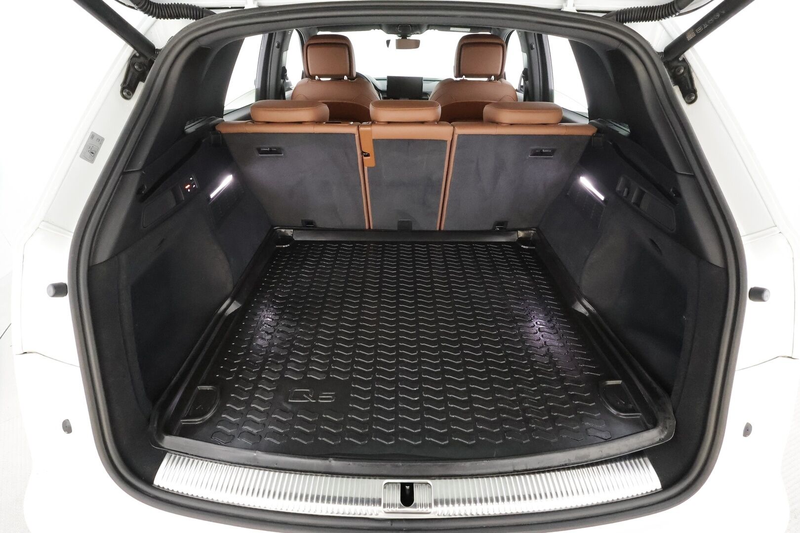 Audi Q5 2023 S line 55 TFSI e 270 kW quattro S tronic Electrified Edition *Koukku / ACC / Matrix-LED / Kamera /  Ilma-alusta / Keyless / Sportnahat * - SOH 98.6% / 1-om Suomi-auto / Kahdet renkaat + vanteet / Merkkihuollot / Huollettu 150tkm