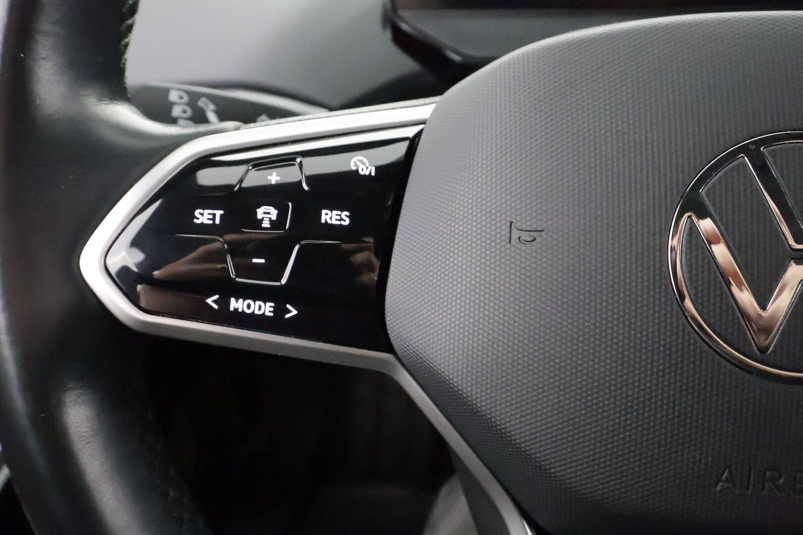 Volkswagen ID.4 2023 Pro Performance 150kW * ILP / Koukku / ACC / LED / P.tutkat / Navi / Kaistavahti / Digimittaristo * - 1-om Suomi-auto / Akku kuntotarkastettu SoH 94,7% /  2x Latauskaapelit / Kahdet renkaat / Merkkihuollettu! - HULLU BLACKWEEK KORKOTARJOUS 2,49%