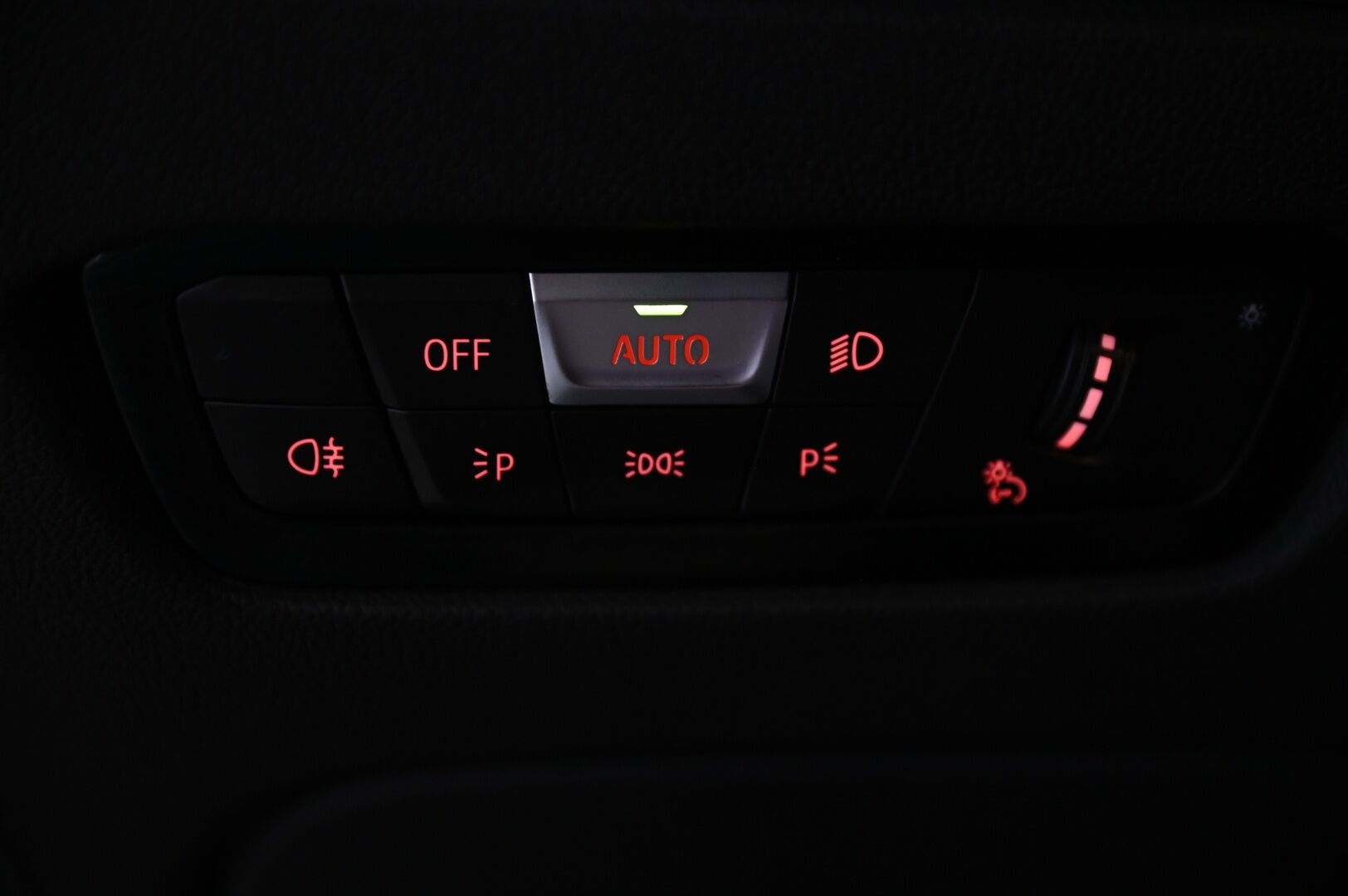 BMW 220 2022 d A G42 Coupé M-Sport * HUD / Adapt.Vakkari / Harman&Kardon / Vetokoukku / Vernasca Nahkasisusta / Adapt.LED - 3,99 % KORKOTARJOUS TÄHÄN AUTOON 30.9. ASTI! - * Todella näyttävä harvinaisuus / 2x renkailla / Jäätävillä varusteilla *