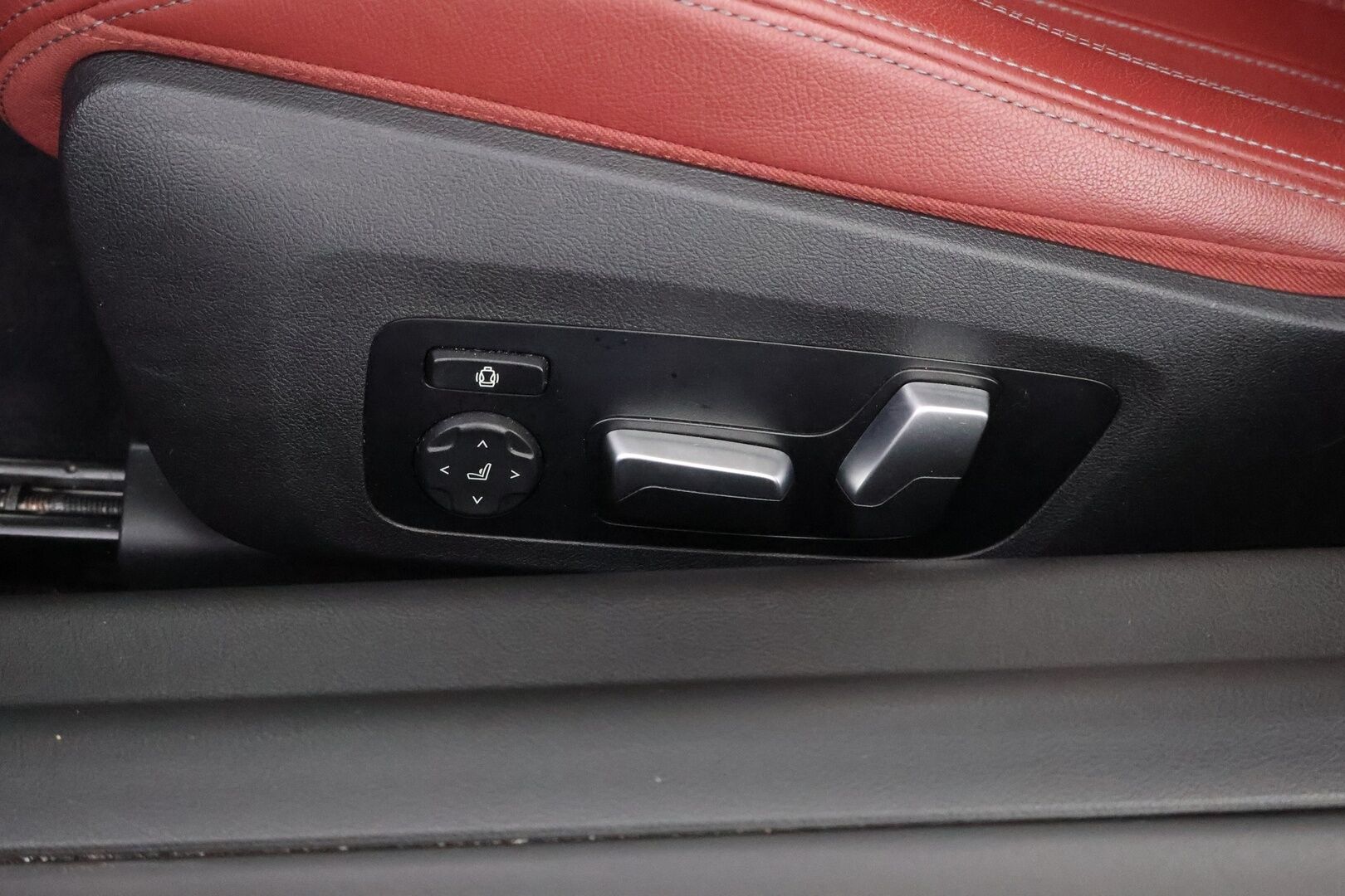 BMW 220 2022 d A G42 Coupé M-Sport * HUD / Adapt.Vakkari / Harman&Kardon / Vetokoukku / Vernasca Nahkasisusta / Adapt.LED - * Todella näyttävä harvinaisuus / 2x renkailla / Jäätävillä varusteilla *