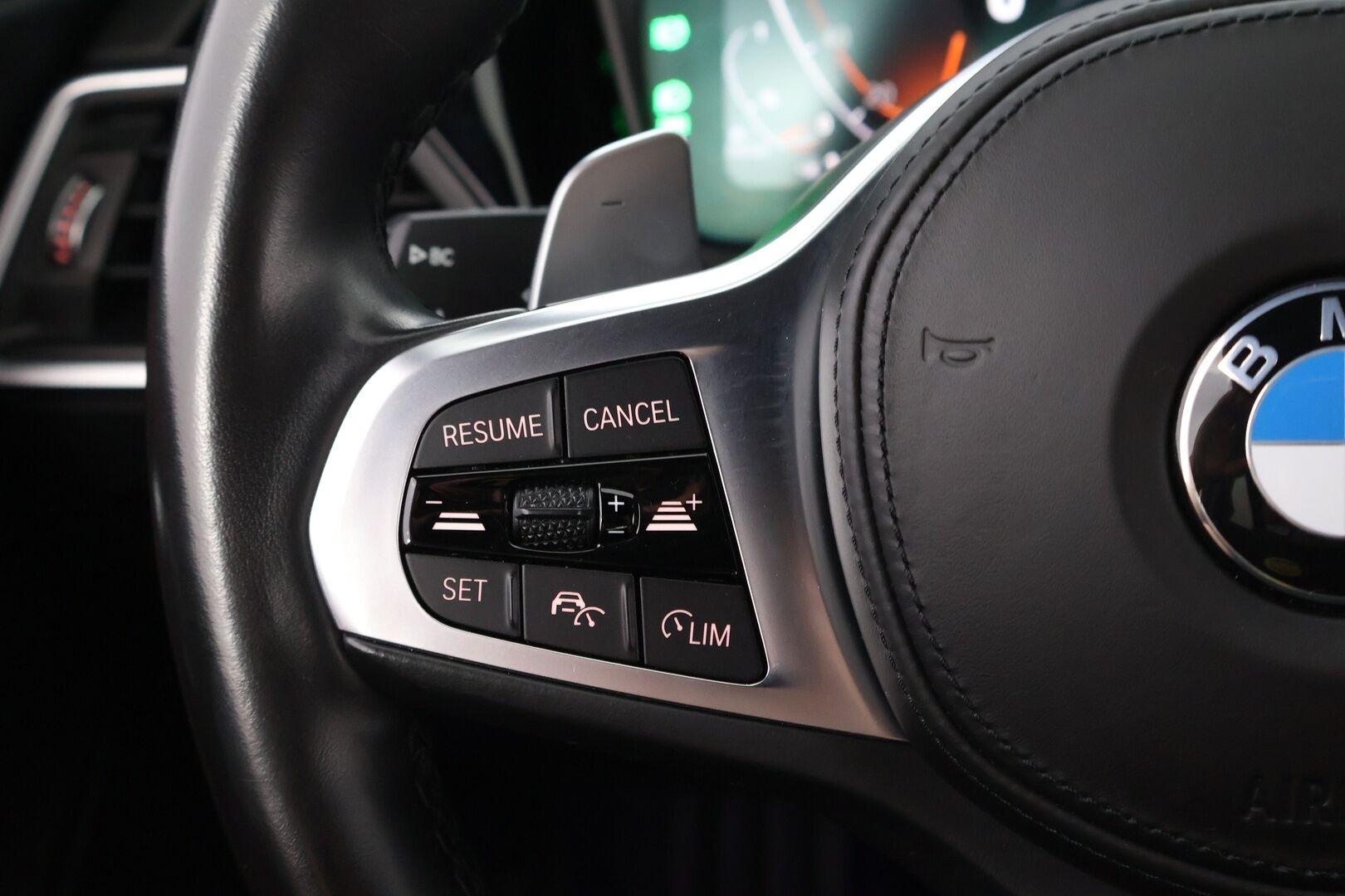 BMW 220 2022 d A G42 Coupé M-Sport * HUD / Adapt.Vakkari / Harman&Kardon / Vetokoukku / Vernasca Nahkasisusta / Adapt.LED - * Todella näyttävä harvinaisuus / 2x renkailla / Jäätävillä varusteilla *
