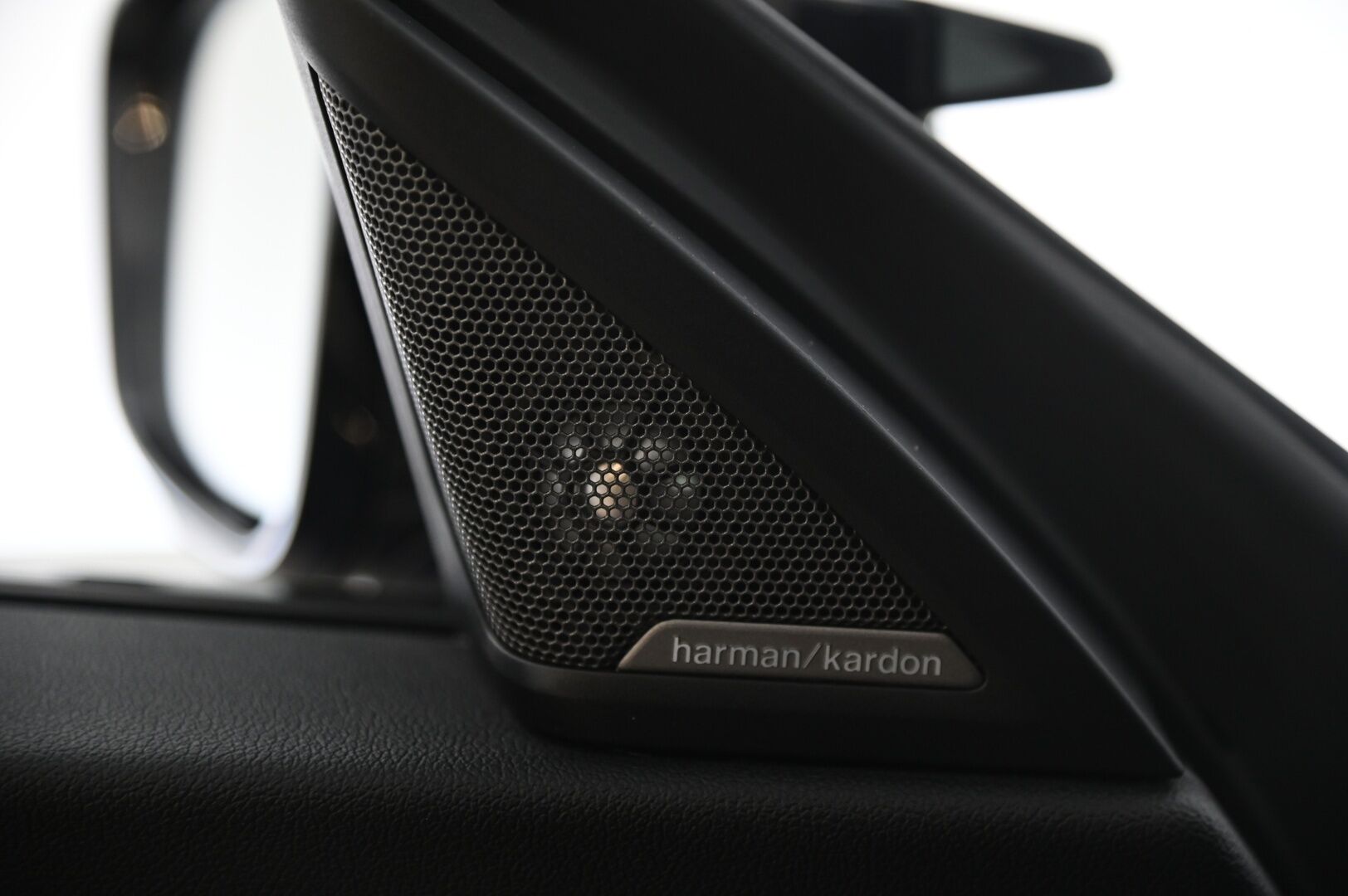 BMW 220 2022 d A G42 Coupé M-Sport * HUD / Adapt.Vakkari / Harman&Kardon / Vetokoukku / Vernasca Nahkasisusta / Adapt.LED - 3,99 % KORKOTARJOUS TÄHÄN AUTOON 30.9. ASTI! - * Todella näyttävä harvinaisuus / 2x renkailla / Jäätävillä varusteilla *
