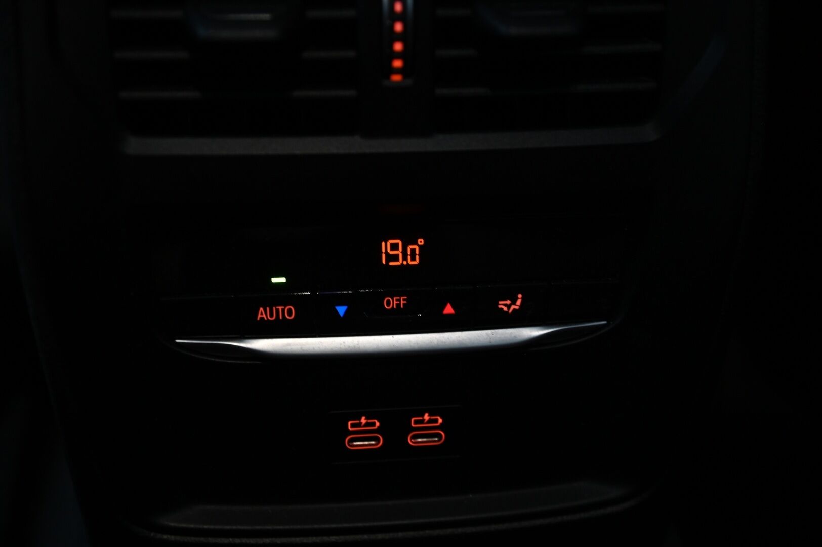 BMW 220 2022 d A G42 Coupé M-Sport * HUD / Adapt.Vakkari / Harman&Kardon / Vetokoukku / Vernasca Nahkasisusta / Adapt.LED - 3,99 % KORKOTARJOUS TÄHÄN AUTOON 30.9. ASTI! - * Todella näyttävä harvinaisuus / 2x renkailla / Jäätävillä varusteilla *