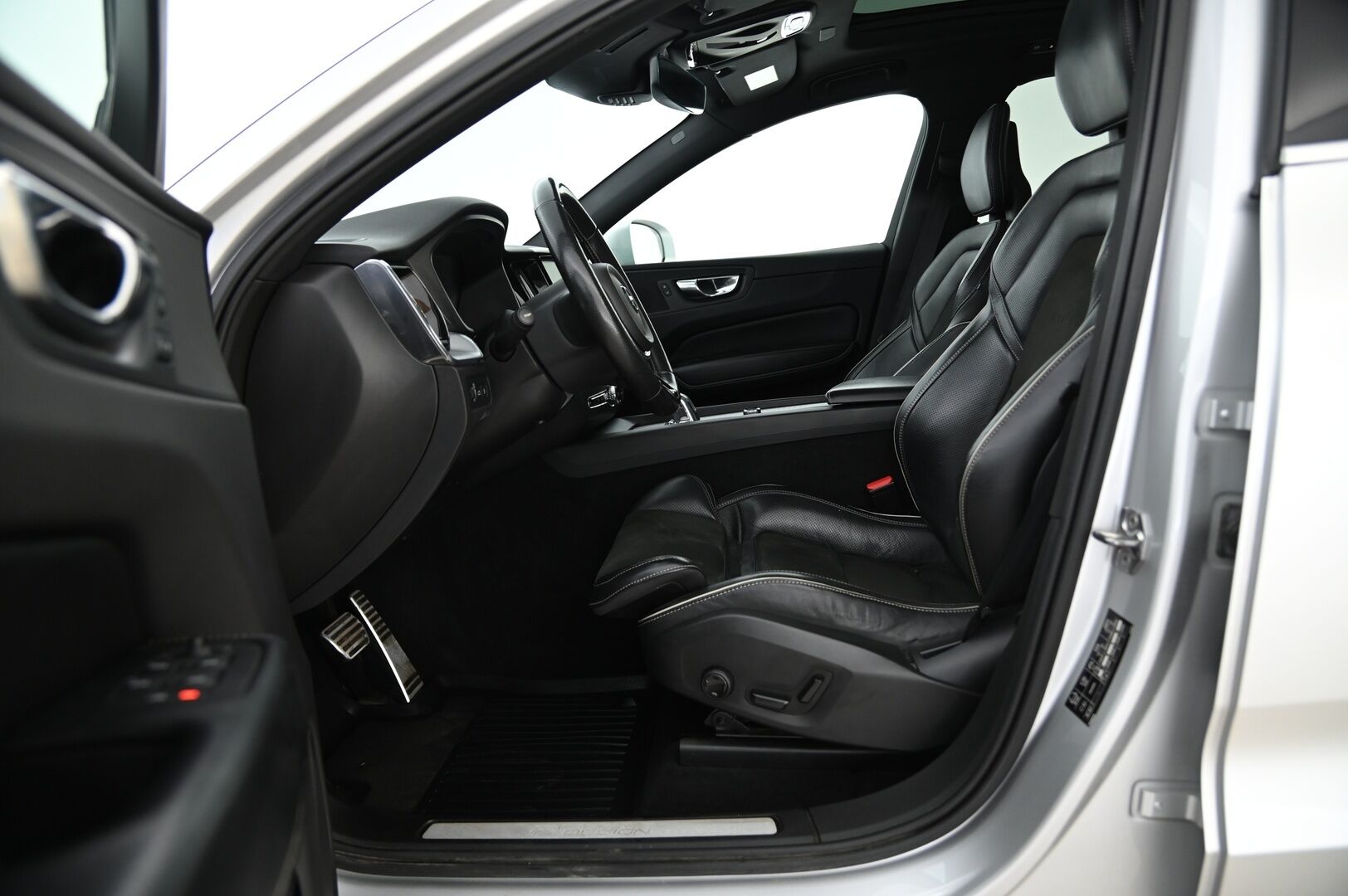 Volvo XC60 2018 T8 AWD R-Design aut **ACC  / Pilot assist / Panorama / Keyless / S.Koukku** - Särmä huoltohistoria! / Hieno kuntoinen! / Akku kuntotarkastettu