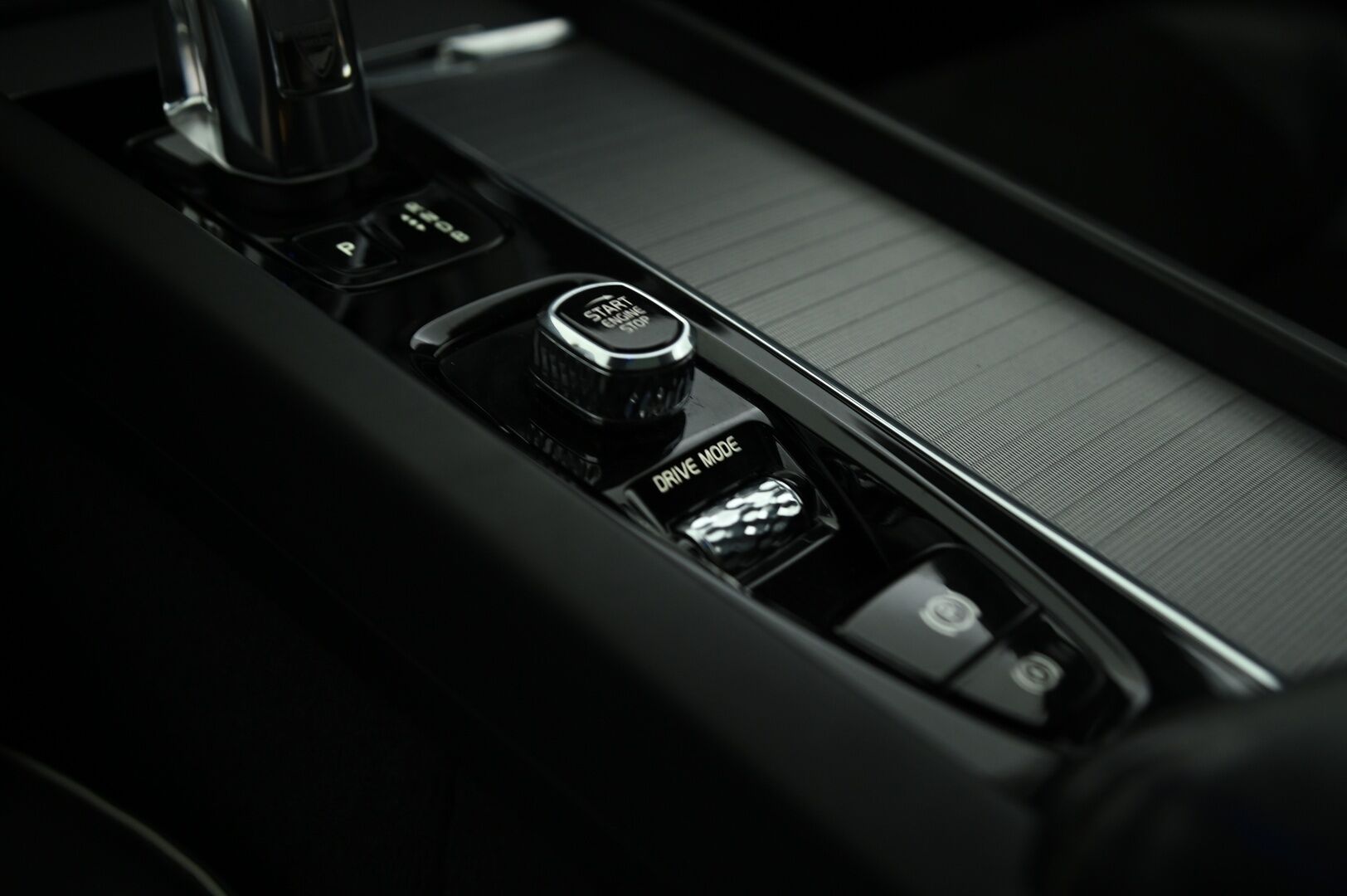 Volvo XC60 2018 T8 AWD R-Design aut **ACC  / Pilot assist / Panorama / Keyless / S.Koukku** - Särmä huoltohistoria! / Hieno kuntoinen! / Akku kuntotarkastettu