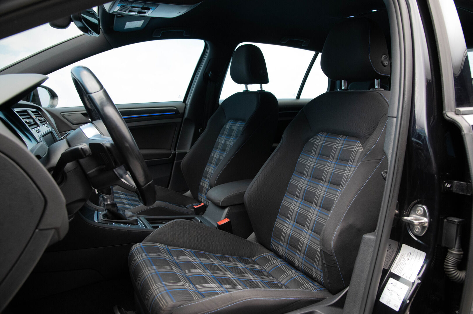 VOLKSWAGEN GOLF 2015 GTE Plug-In Hybrid 150kW - *ACC | Navigointi | LED-ajovalot | Front assist | Kattavasti huollettu | 2x Renkaat & Vanteet*
