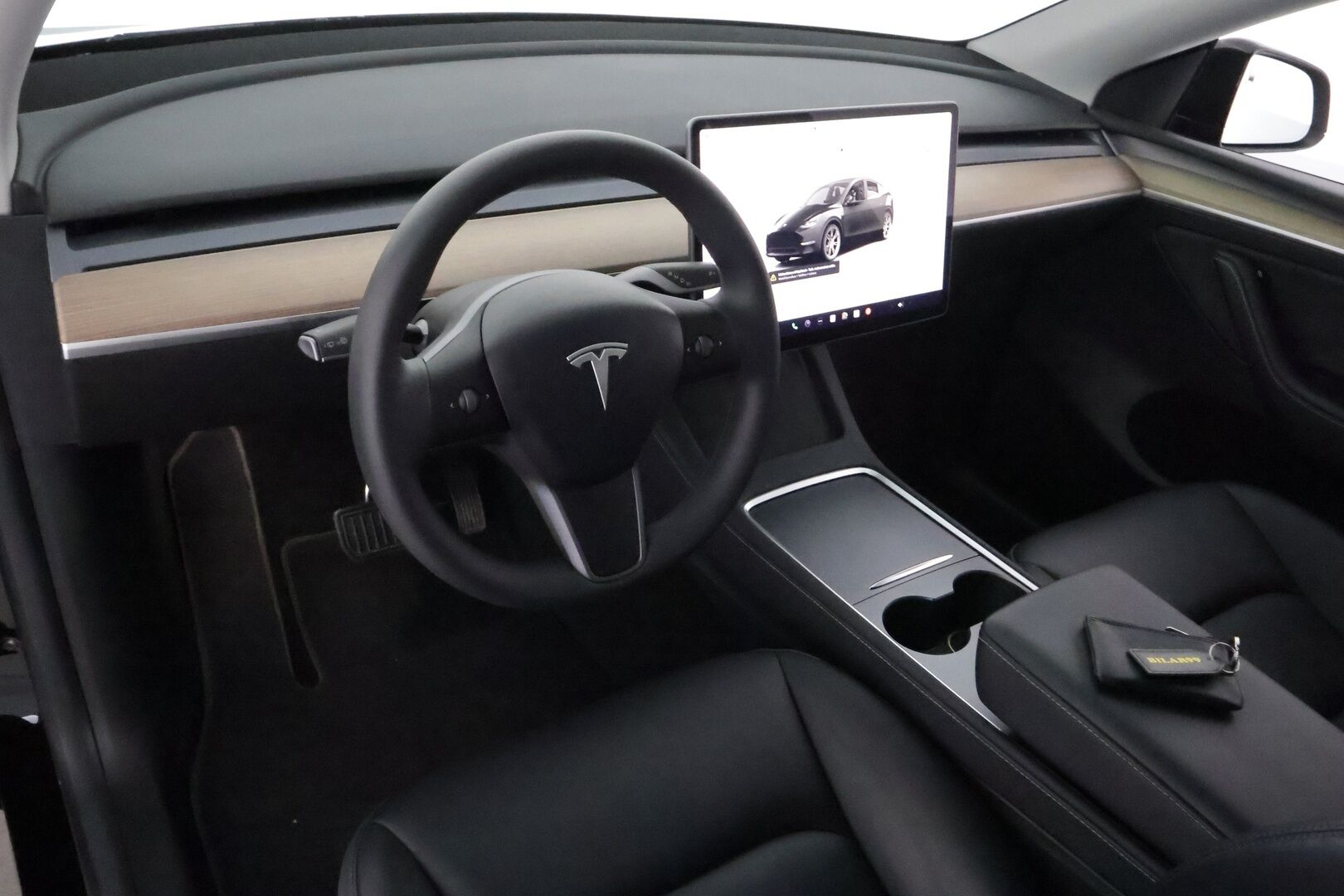 Tesla Model Y 2023 RWD **Lasikatto / Lämpöpumppu / Koukku / Adapt.Vakkari / Matrix-LED / P.Kamera / Muistipenkki / Premium Audio / Navi** - 3,99 % KORKOTARJOUS TÄHÄN AUTOON - Suomi-auto / 2x Latauskaapelit / Kahdet Renkaat 