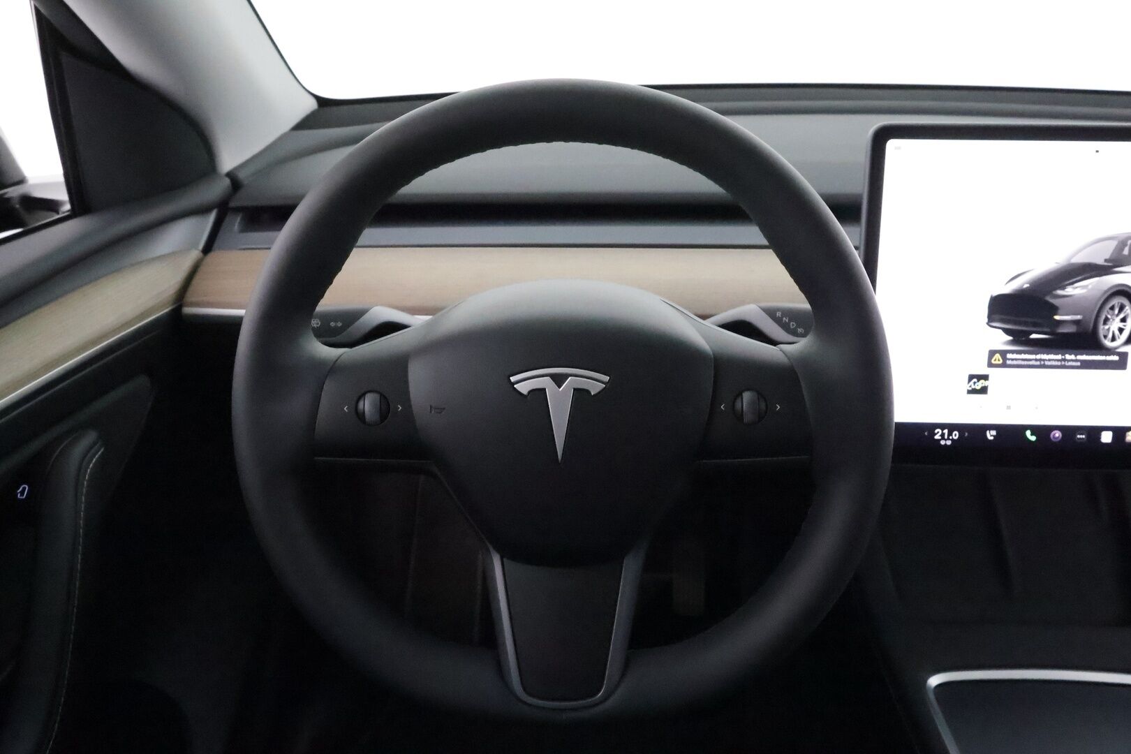 Tesla Model Y 2023 RWD **Lasikatto / Lämpöpumppu / Koukku / Adapt.Vakkari / Matrix-LED / P.Kamera / Muistipenkki / Premium Audio / Navi** - 3,99 % KORKOTARJOUS TÄHÄN AUTOON - Suomi-auto / 2x Latauskaapelit / Kahdet Renkaat 