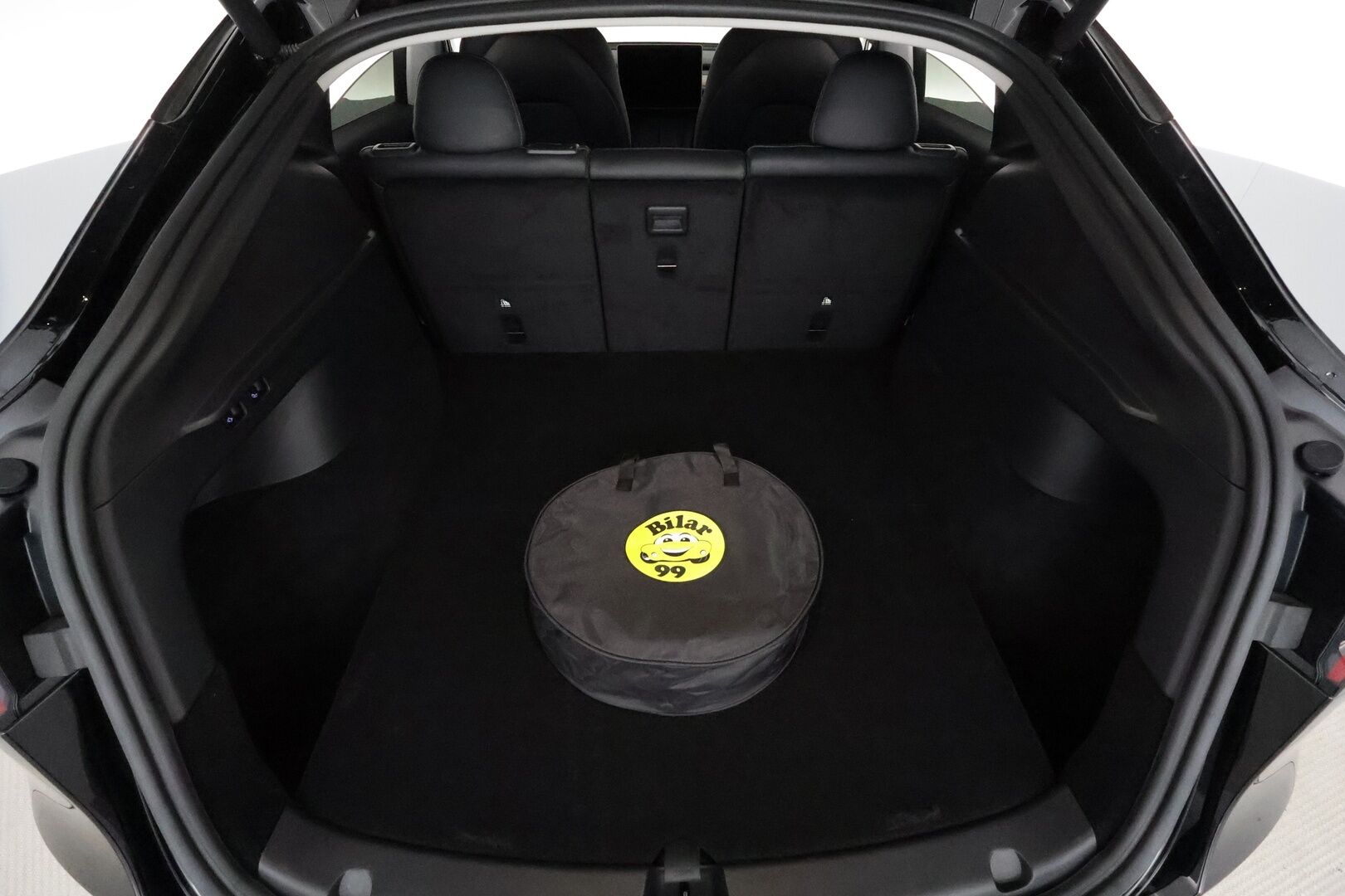 Tesla Model Y 2023 RWD **Lasikatto / Lämpöpumppu / Koukku / Adapt.Vakkari / Matrix-LED / P.Kamera / Muistipenkki / Premium Audio / Navi** - 3,99 % KORKOTARJOUS TÄHÄN AUTOON - Suomi-auto / 2x Latauskaapelit / Kahdet Renkaat 