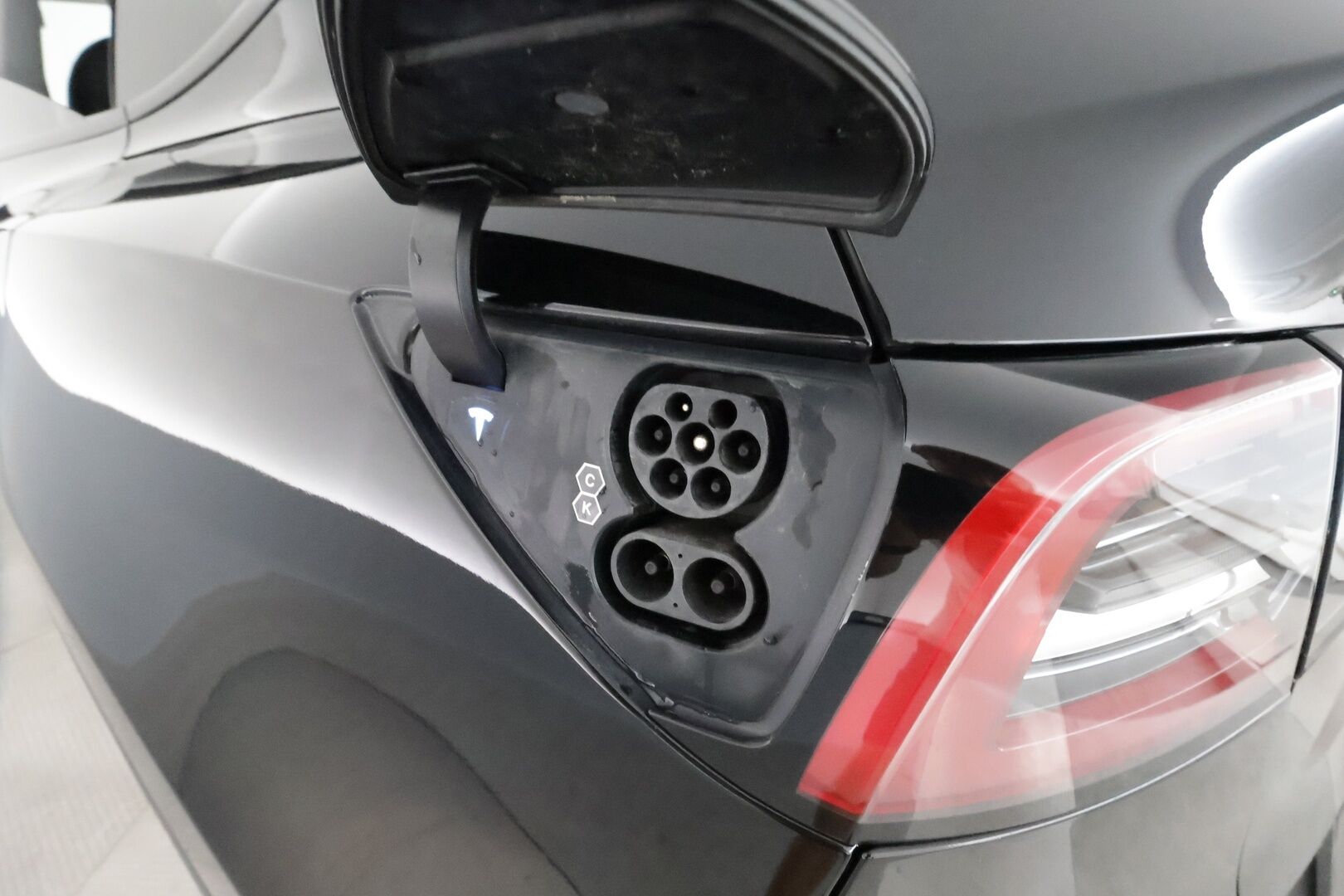Tesla Model Y 2023 RWD **Lasikatto / Lämpöpumppu / Koukku / Adapt.Vakkari / Matrix-LED / P.Kamera / Muistipenkki / Premium Audio / Navi** - 3,99 % KORKOTARJOUS TÄHÄN AUTOON - Suomi-auto / 2x Latauskaapelit / Kahdet Renkaat 