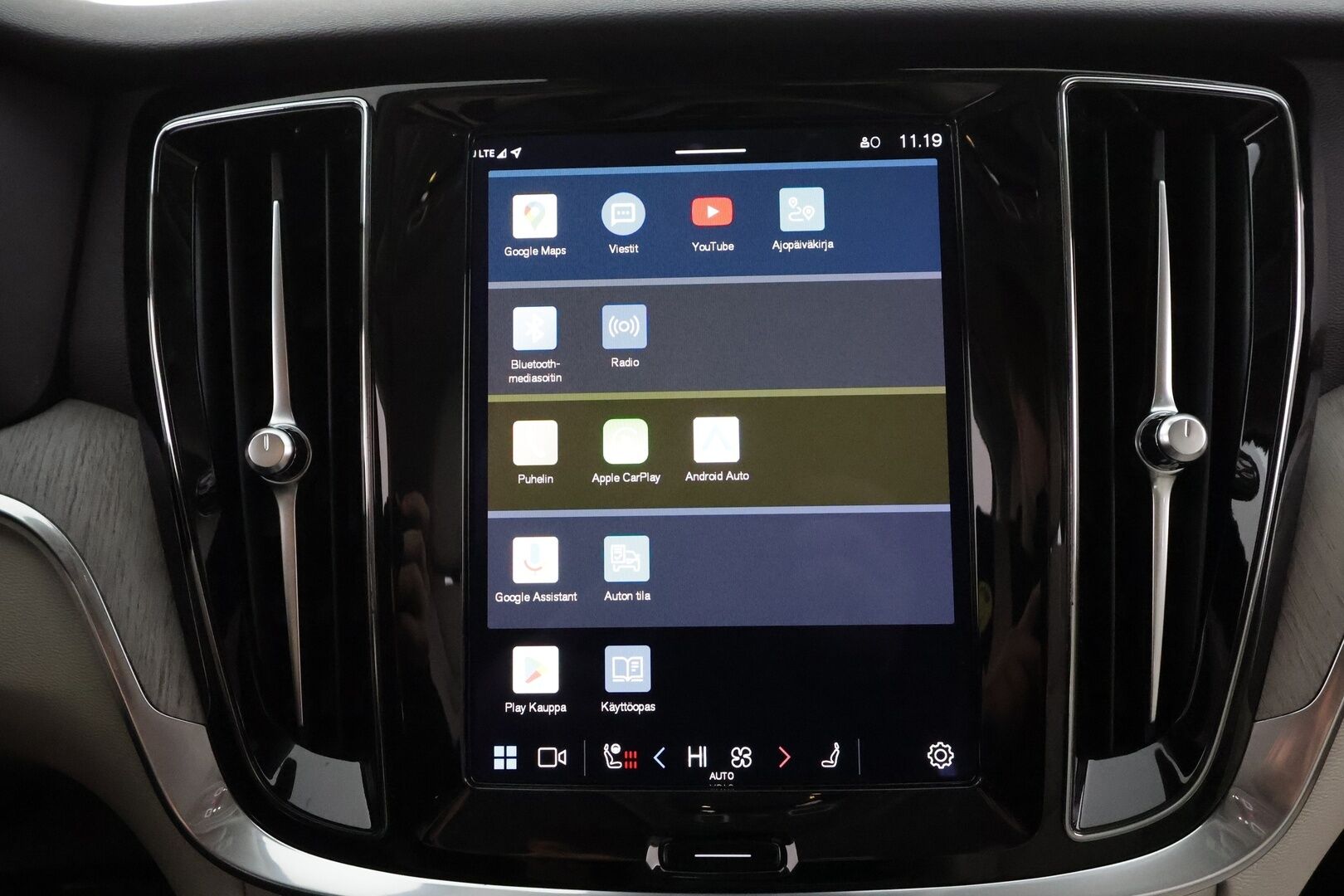 Volvo V60 2023 B3 MHEV Business Core DCT aut * ACC / P.kamera / Full LED / Koukku / Webasto / Vaaleat nahat / BLIS / KeylessGo / Facelift * - 1.Om Suomi-auto / Kahdet renkaat aluvanteilla / Merkkihuollettu