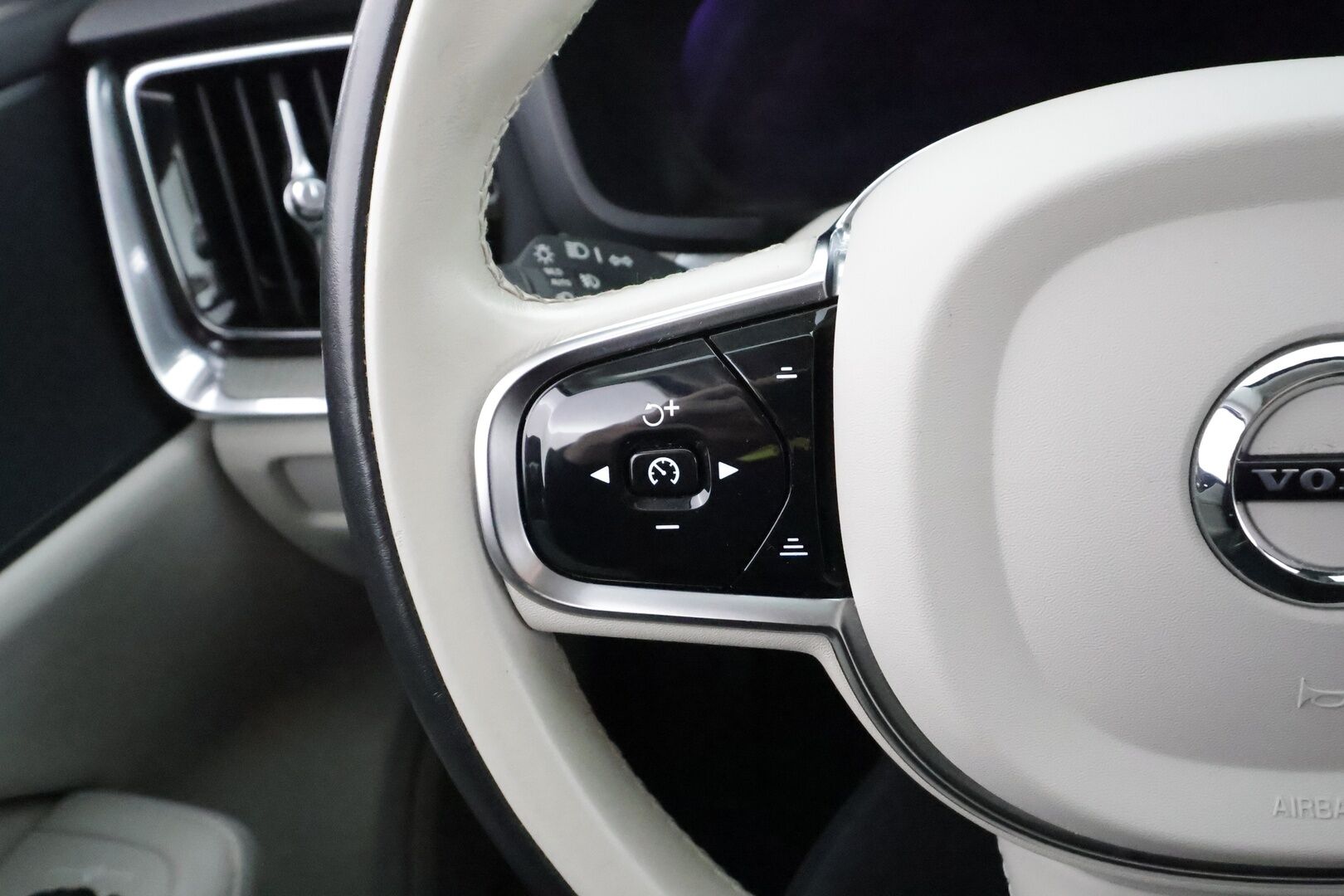 Volvo V60 2023 B3 MHEV Business Core DCT aut * ACC / P.kamera / Full LED / Koukku / Webasto / Vaaleat nahat / BLIS / KeylessGo / Facelift * - 1.Om Suomi-auto / Kahdet renkaat aluvanteilla / Merkkihuollettu