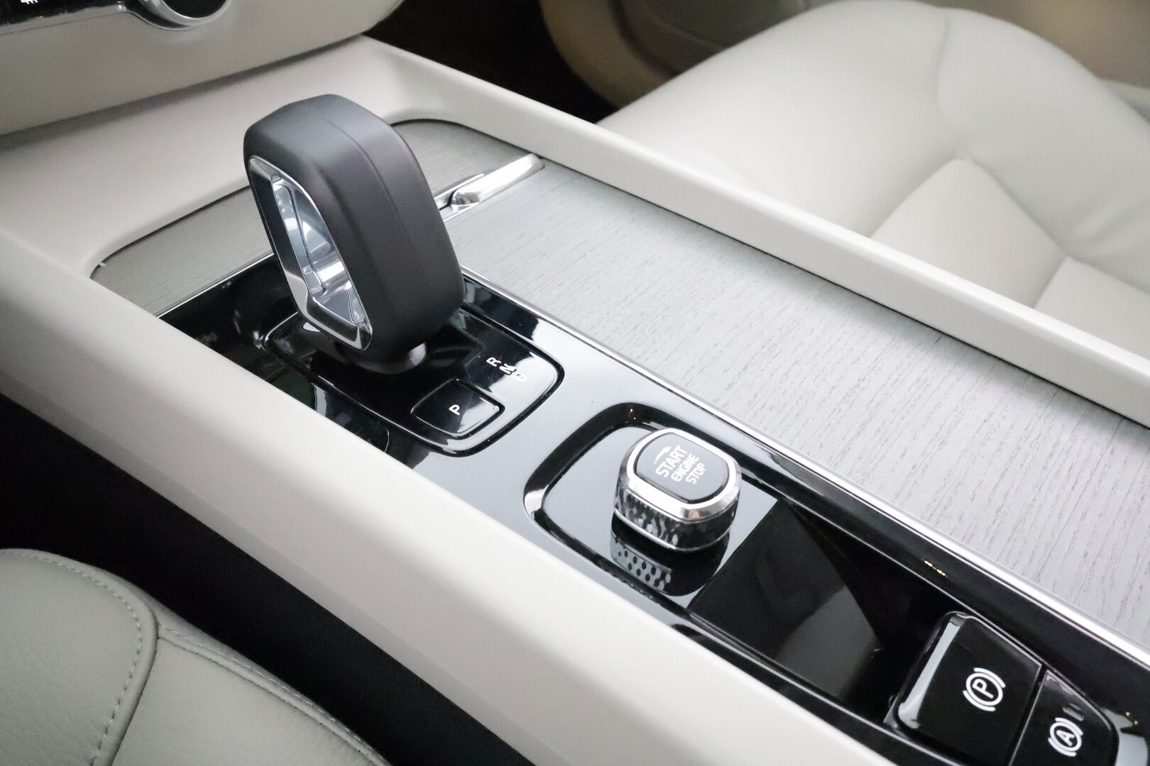 Volvo V60 2023 B3 MHEV Business Core DCT aut * ACC / P.kamera / Full LED / Koukku / Webasto / Vaaleat nahat / BLIS / KeylessGo / Facelift * - 1.Om Suomi-auto / Kahdet renkaat aluvanteilla / Merkkihuollettu