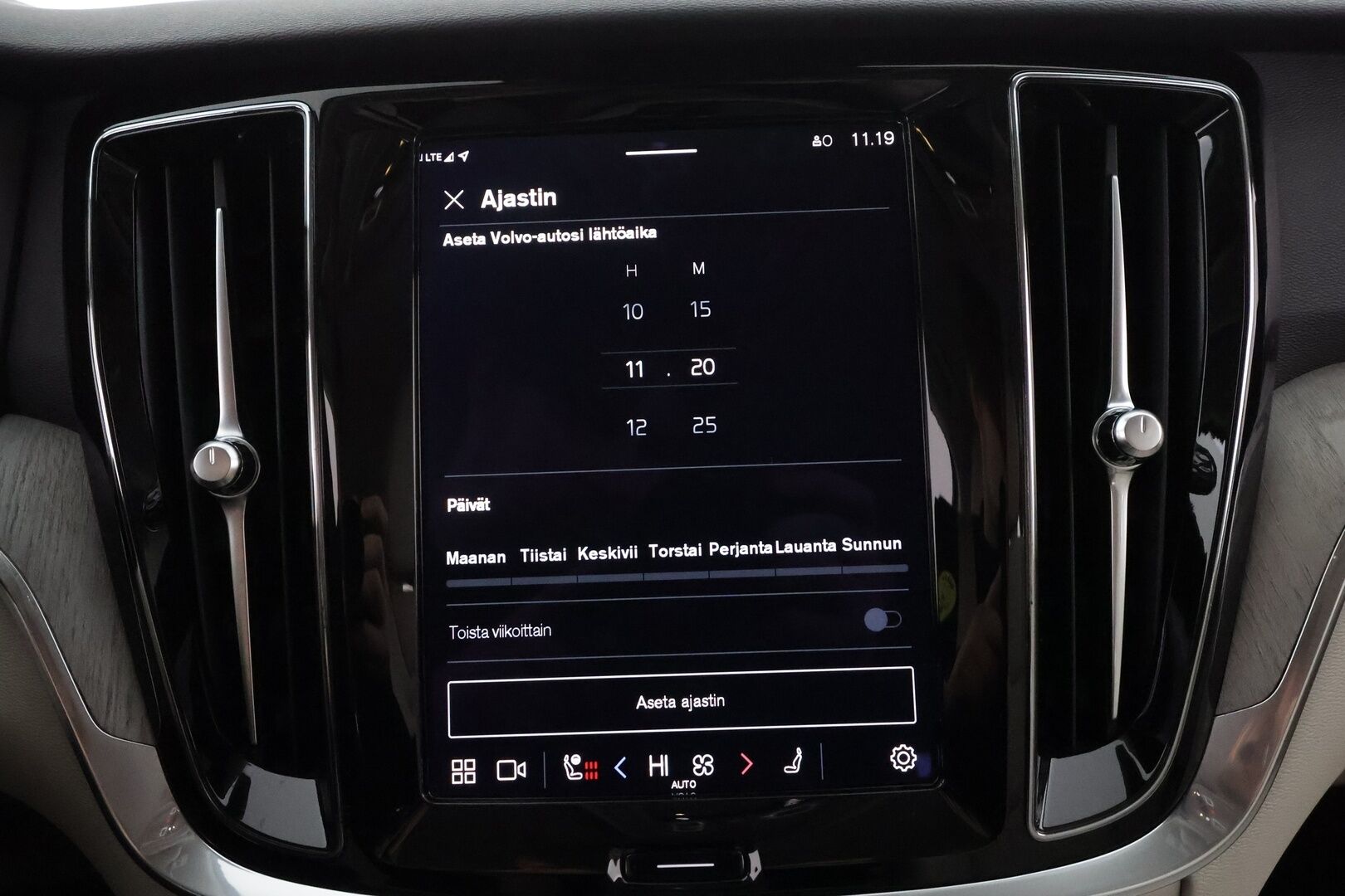 Volvo V60 2023 B3 MHEV Business Core DCT aut * ACC / P.kamera / Full LED / Koukku / Webasto / Vaaleat nahat / BLIS / KeylessGo / Facelift * - 1.Om Suomi-auto / Kahdet renkaat aluvanteilla / Merkkihuollettu - HULLU BLACKWEEK KORKOTARJOUS 2,49%