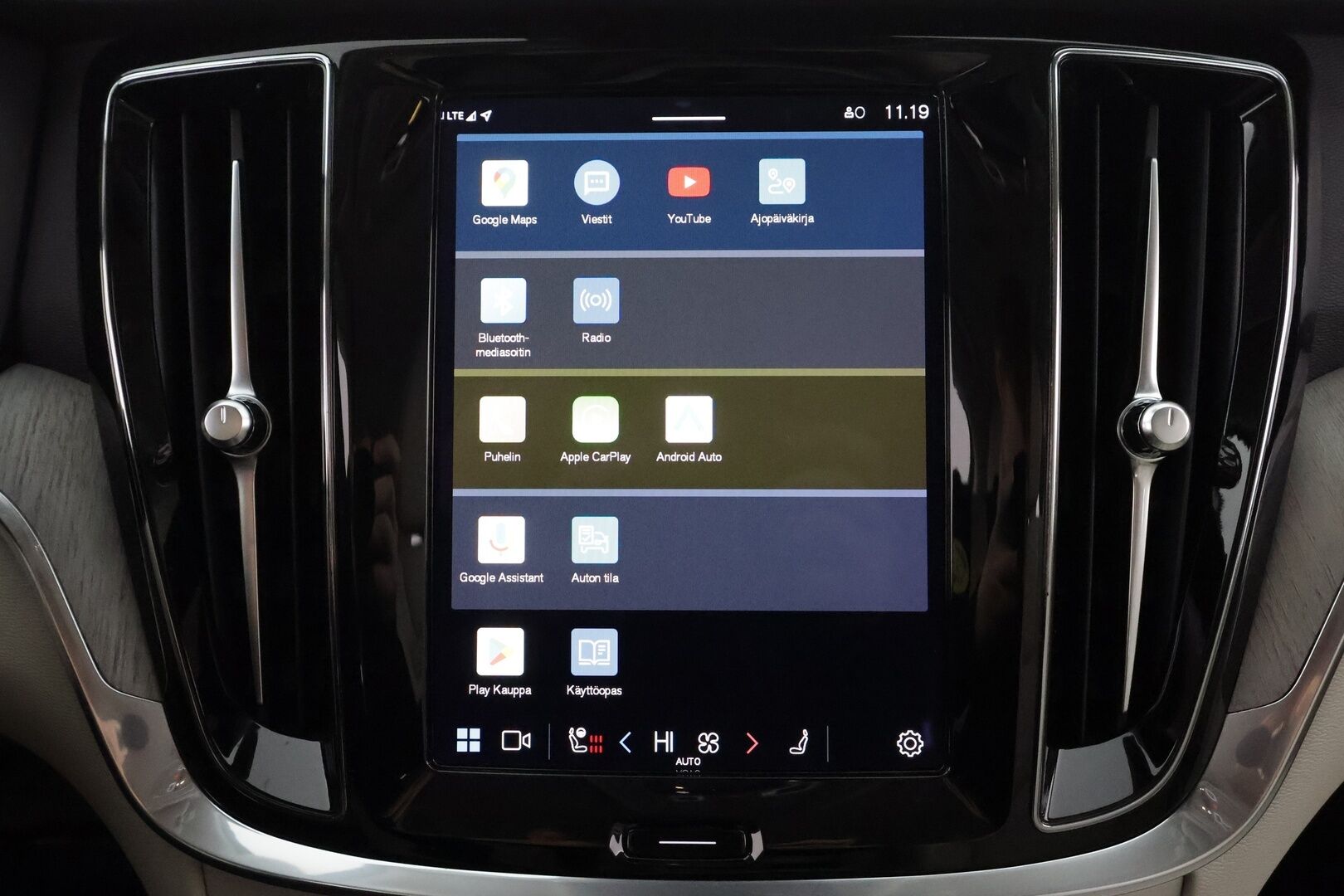 Volvo V60 2023 B3 MHEV Business Core DCT aut * ACC / P.kamera / Full LED / Koukku / Webasto / Vaaleat nahat / BLIS / KeylessGo / Facelift * - 1.Om Suomi-auto / Kahdet renkaat aluvanteilla / Merkkihuollettu