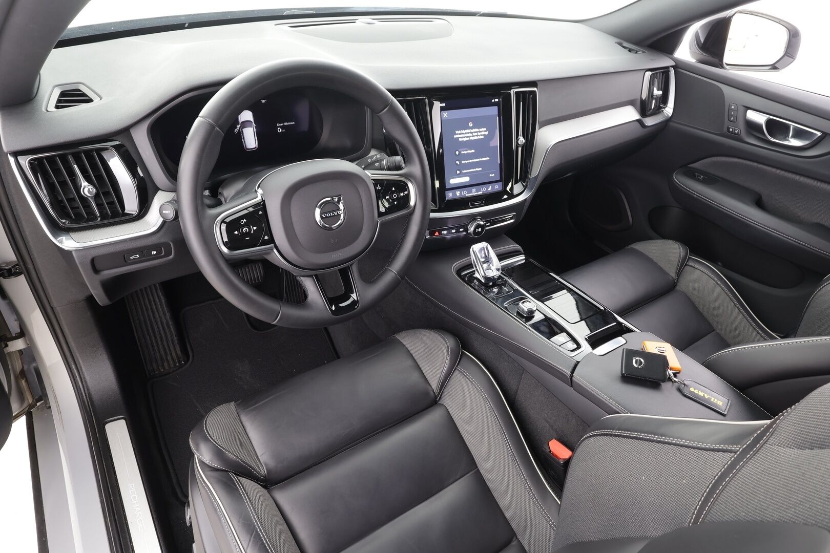 Volvo V60 2023 T8 AWD Long Range High Performance Plus Dark aut - | ACC | Sporttipenkit muistilla | Full-LED Active | Pilot Assist | BLIS | Puolinahat | Keyless | P.kamera | Lämm. ratti | 2x renkaat aluin | 1-om suomiauto |