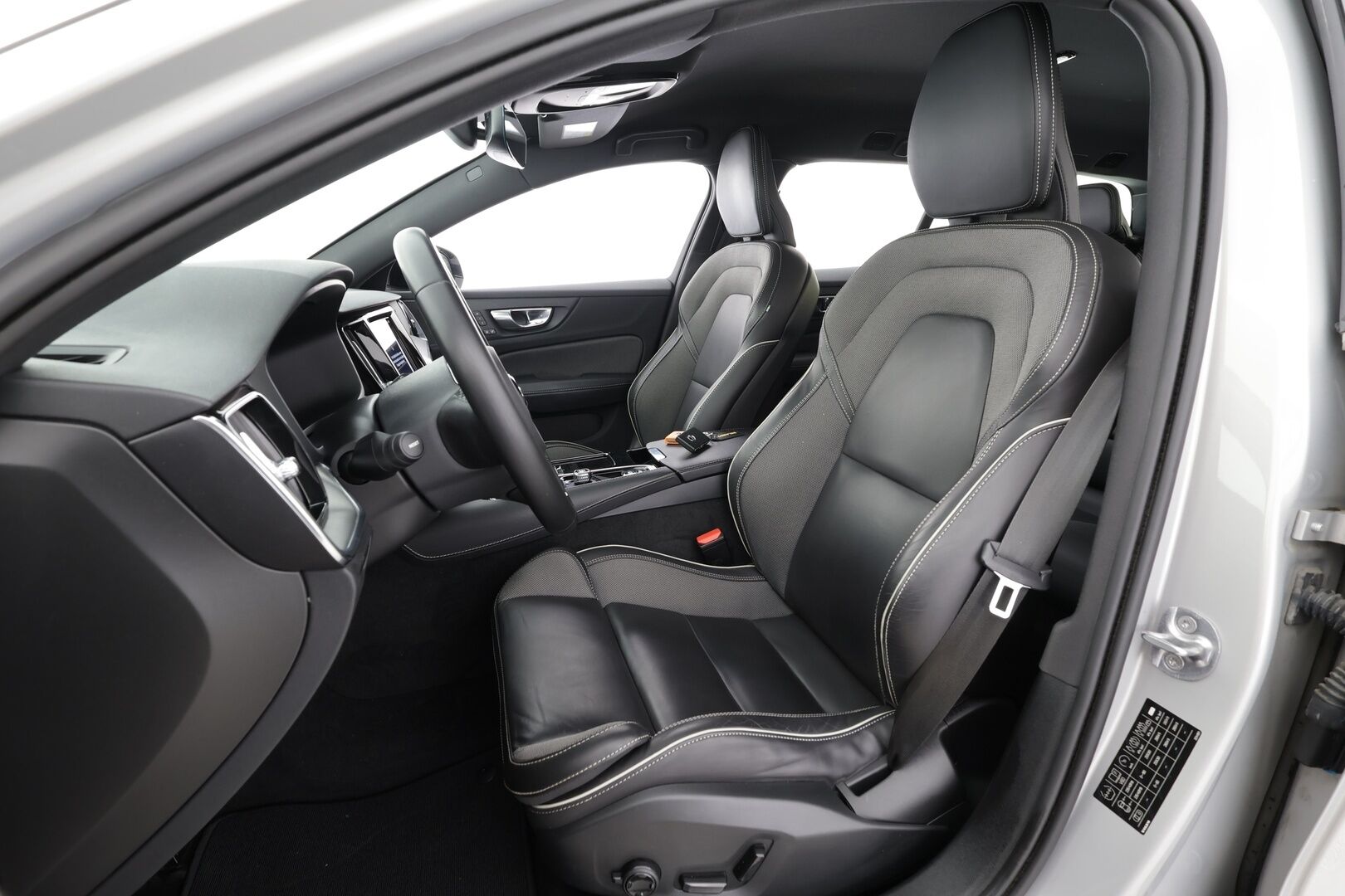 Volvo V60 2023 T8 AWD Long Range High Performance Plus Dark aut - | ACC | Sporttipenkit muistilla | Full-LED Active | Pilot Assist | BLIS | Puolinahat | Keyless | P.kamera | Lämm. ratti | 2x renkaat aluin | 1-om suomiauto |