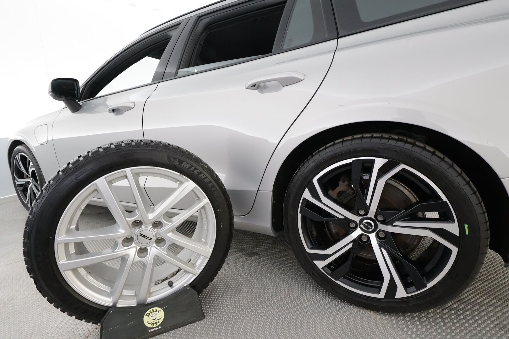 Volvo V60 2023 T8 AWD Long Range High Performance Plus Dark aut - | ACC | Sporttipenkit muistilla | Full-LED Active | Pilot Assist | BLIS | Puolinahat | Keyless | P.kamera | Lämm. ratti | 2x renkaat aluin | 1-om suomiauto |