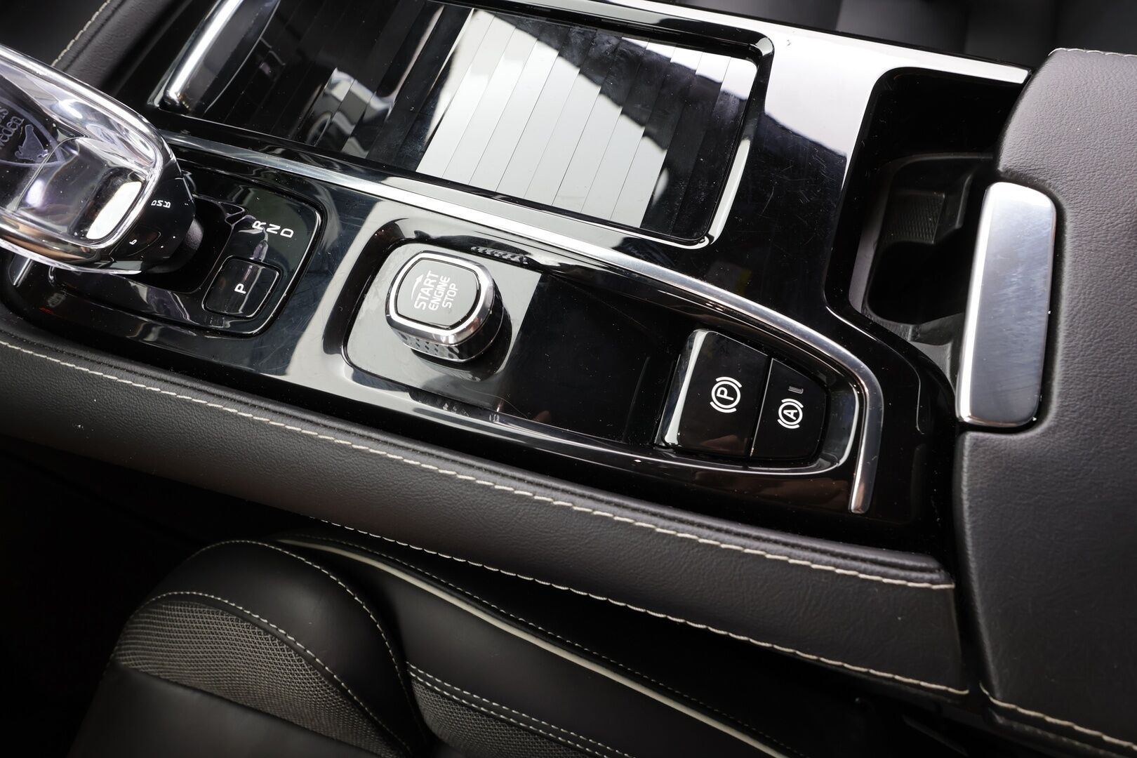 Volvo V60 2023 T8 AWD Long Range High Performance Plus Dark aut - | ACC | Sporttipenkit muistilla | Full-LED Active | Pilot Assist | BLIS | Puolinahat | Keyless | P.kamera | Lämm. ratti | 2x renkaat aluin | 1-om suomiauto |