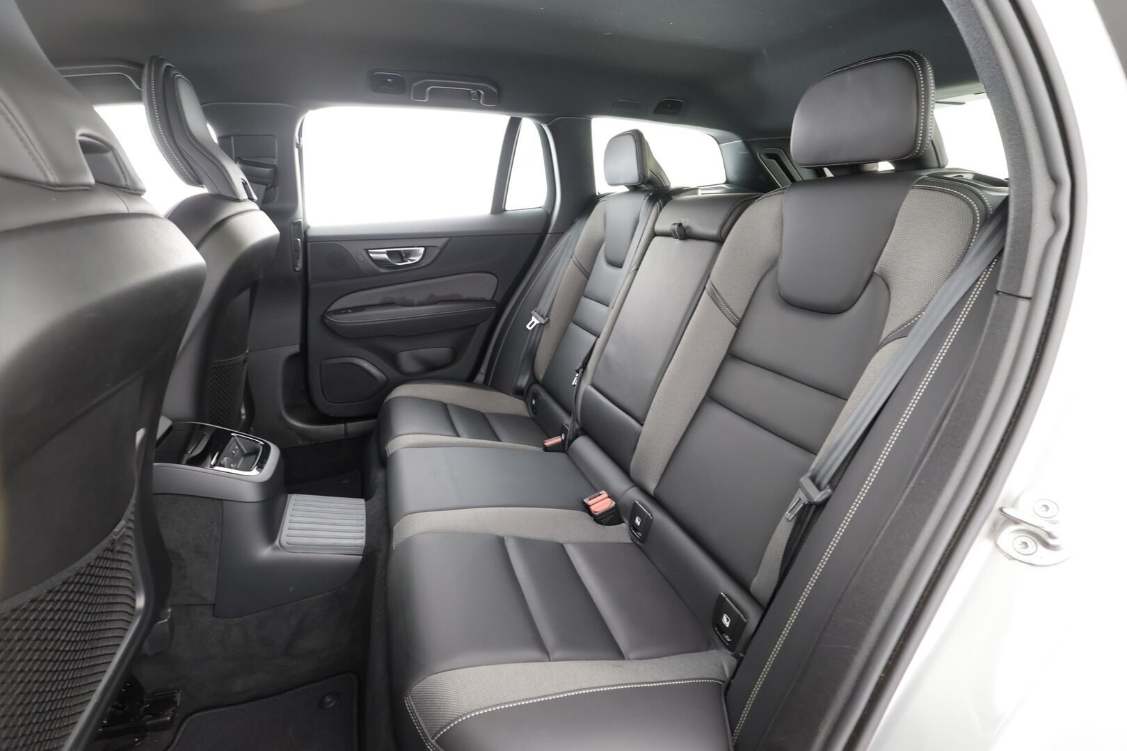 Volvo V60 2023 T8 AWD Long Range High Performance Plus Dark aut - | ACC | Sporttipenkit muistilla | Full-LED Active | Pilot Assist | BLIS | Puolinahat | Keyless | P.kamera | Lämm. ratti | 2x renkaat aluin | 1-om suomiauto |
