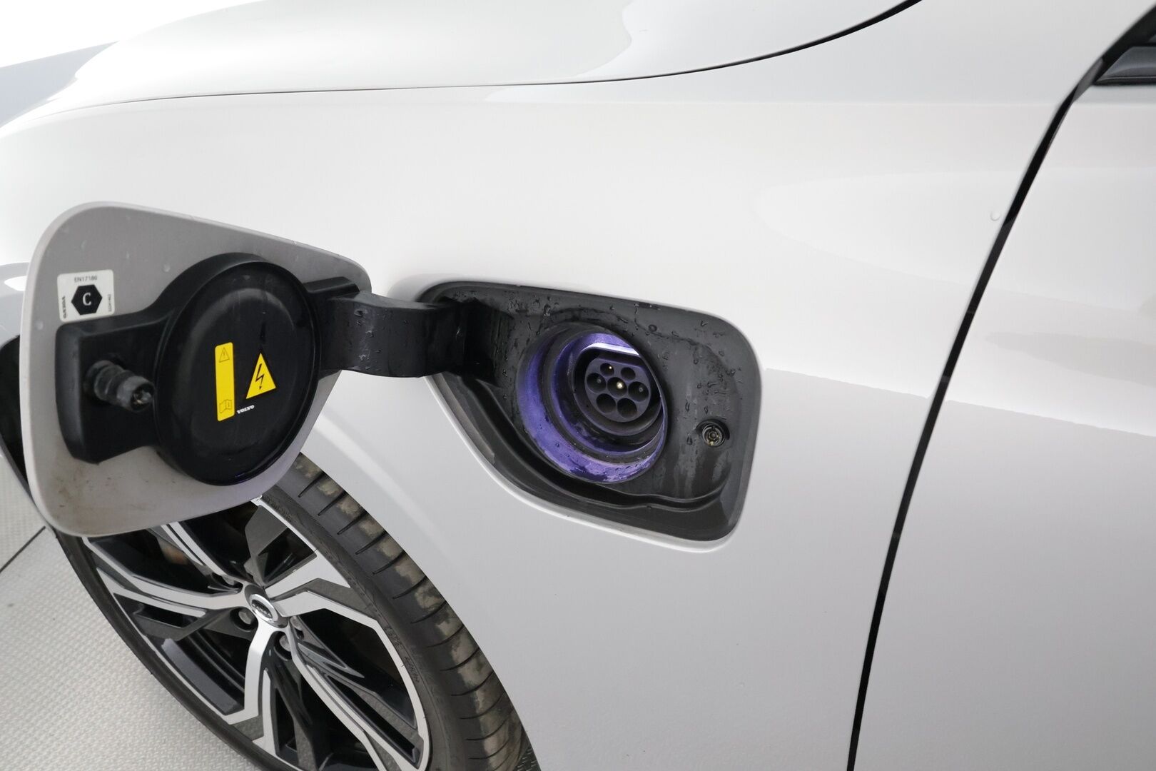 Volvo V60 2023 T8 AWD Long Range High Performance Plus Dark aut - | ACC | Sporttipenkit muistilla | Full-LED Active | Pilot Assist | BLIS | Puolinahat | Keyless | P.kamera | Lämm. ratti | 2x renkaat aluin | 1-om suomiauto |