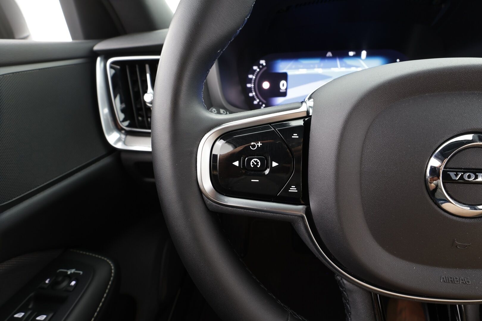 Volvo V60 2023 T8 AWD Long Range High Performance Plus Dark aut - | ACC | Sporttipenkit muistilla | Full-LED Active | Pilot Assist | BLIS | Puolinahat | Keyless | P.kamera | Lämm. ratti | 2x renkaat aluin | 1-om suomiauto |