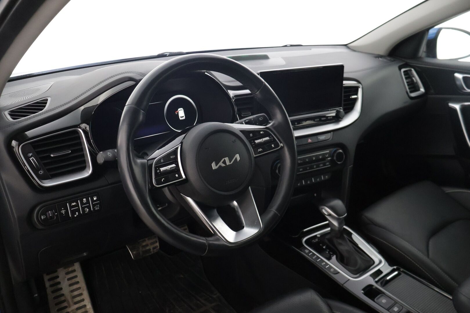 Kia Ceed 2023 1,6 GDI Plug-In Hybrid Business Premium SW DCT * Adapt. vakkari / P. Kamera / BLIS / Ilm. Nahat / Muistipenkki / Keyless / LED * - Merkkihuollettu 1 om. Suomi-auto / Kahdet renkaat Kian alumiinivanteilla! / Lohkolämmitin 