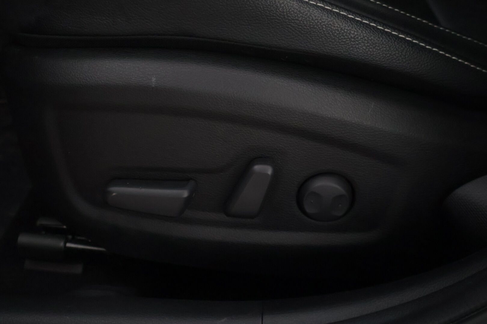 Kia Ceed 2023 1,6 GDI Plug-In Hybrid Business Premium SW DCT * Adapt. vakkari / P. Kamera / BLIS / Ilm. Nahat / Muistipenkki / Keyless / LED * - Merkkihuollettu 1 om. Suomi-auto / Kahdet renkaat Kian alumiinivanteilla! / Lohkolämmitin 