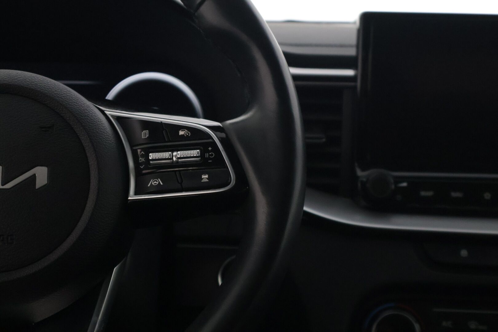 Kia Ceed 2023 1,6 GDI Plug-In Hybrid Business Premium SW DCT * Adapt. vakkari / P. Kamera / BLIS / Ilm. Nahat / Muistipenkki / Keyless / LED * - Merkkihuollettu 1 om. Suomi-auto / Kahdet renkaat Kian alumiinivanteilla! / Lohkolämmitin 