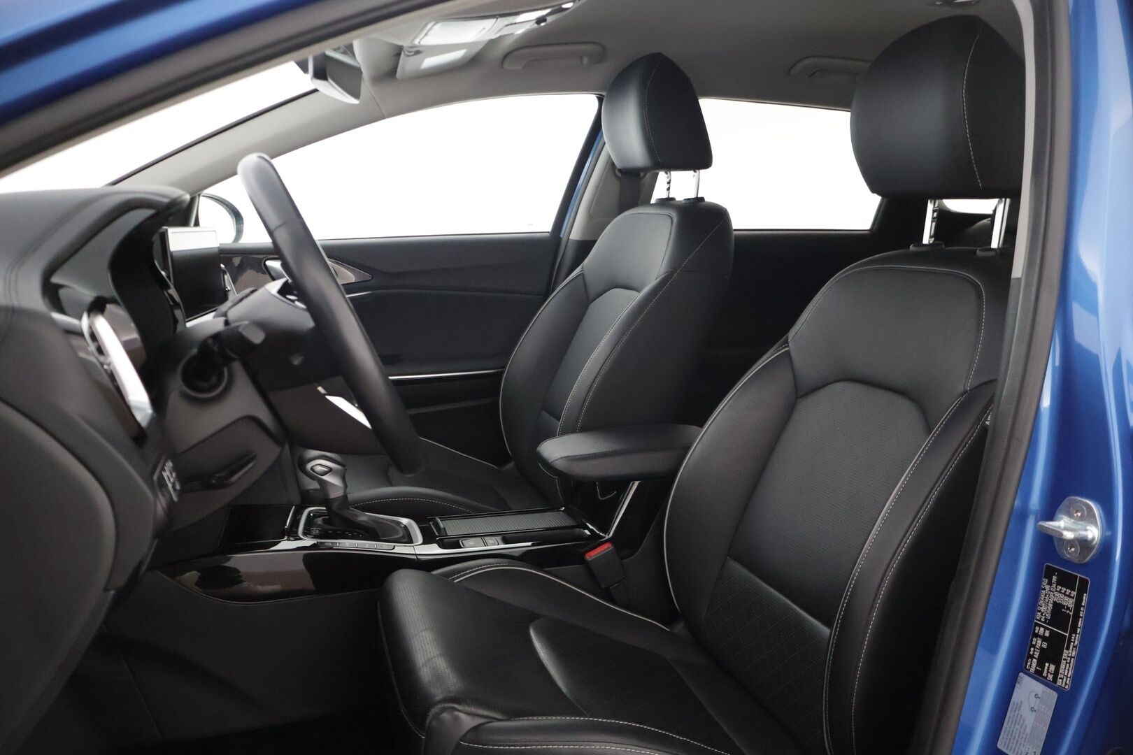 Kia Ceed 2023 1,6 GDI Plug-In Hybrid Business Premium SW DCT * Adapt. vakkari / P. Kamera / BLIS / Ilm. Nahat / Muistipenkki / Keyless / LED * - Merkkihuollettu 1 om. Suomi-auto / Kahdet renkaat Kian alumiinivanteilla! / Lohkolämmitin 